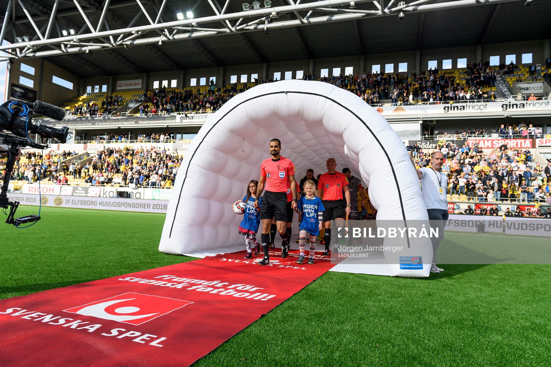 Domare Mohammed Al-Hakim kommer ut till match