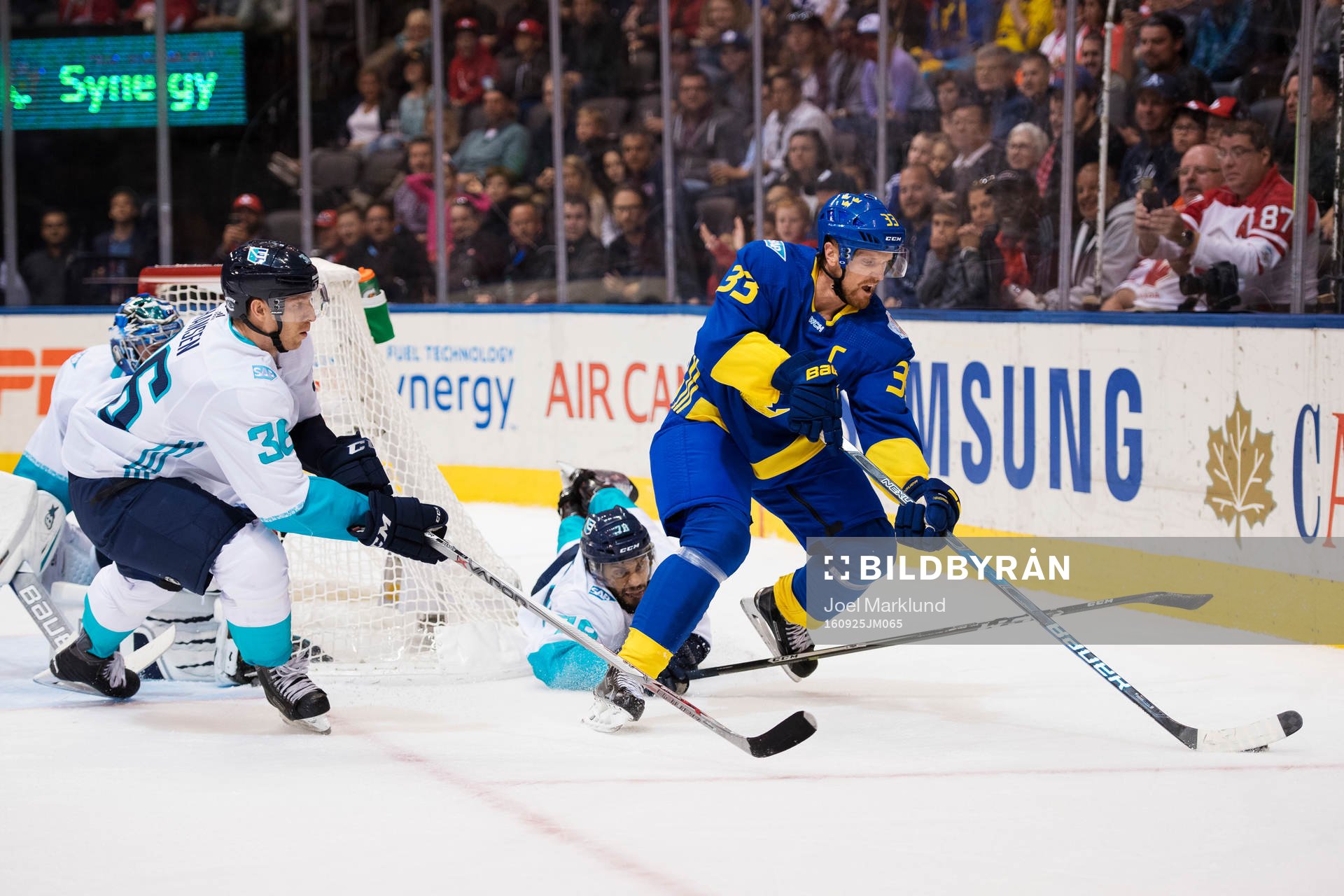 Europas Jannik Hansen och Pierre-Edouard Bellemare jagar