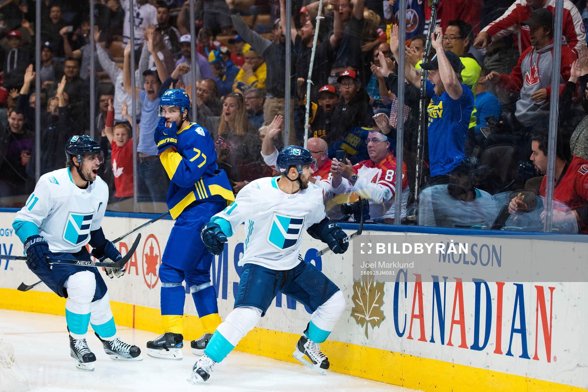 Europas Anze Kopitar och Tomas Tatar jublar