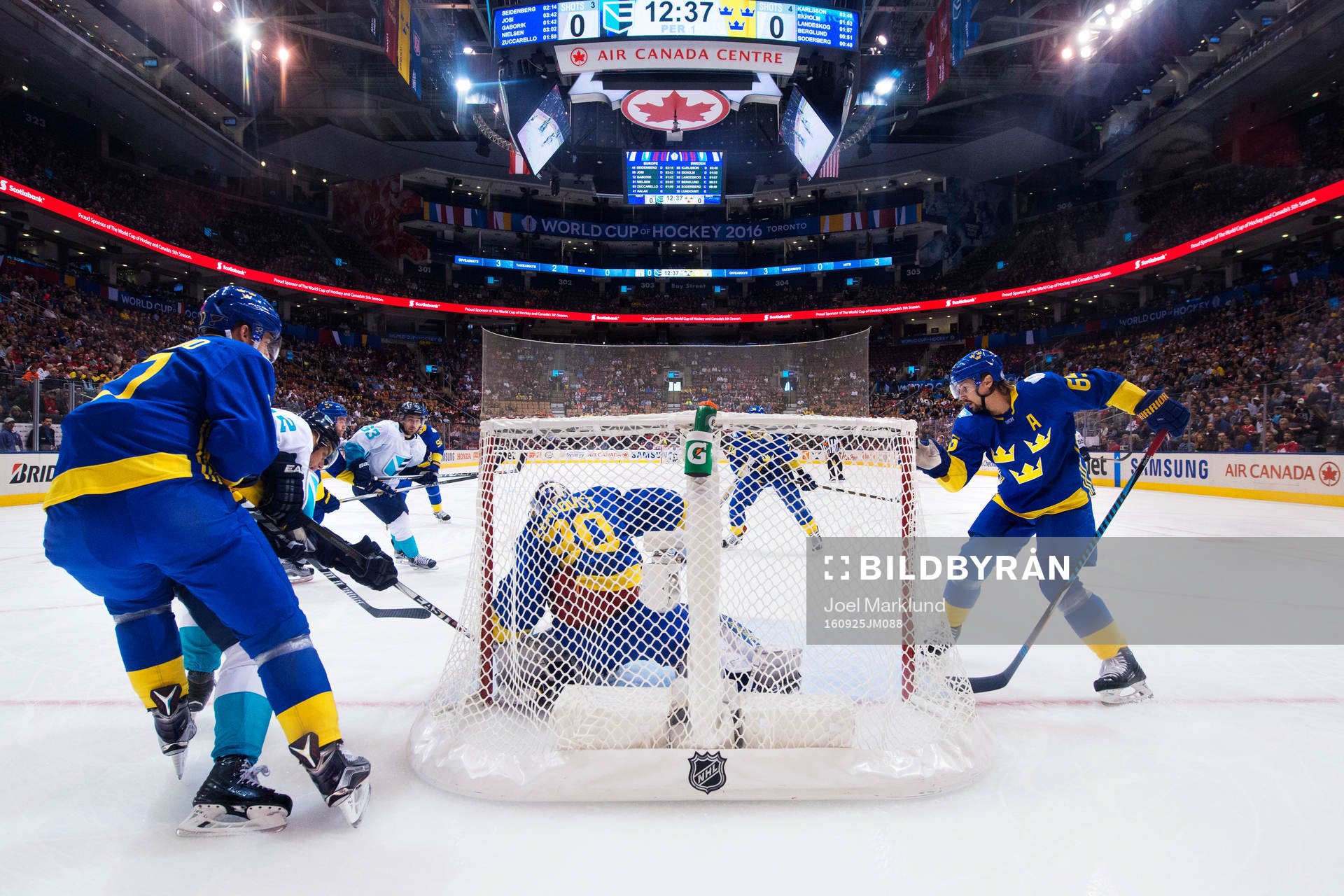 Sveriges Patrik Berglund, målvakt Henrik Lundqvist och