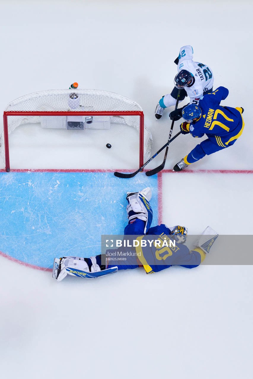 Sveriges målvakt Henrik Lundqvist och Victor Hedman lyckas