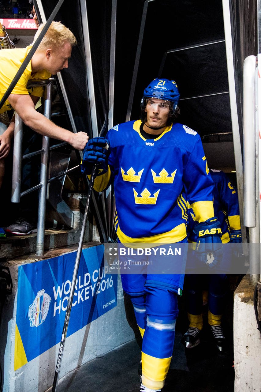 Sveriges Loui Eriksson kommer ut till uppvärmning