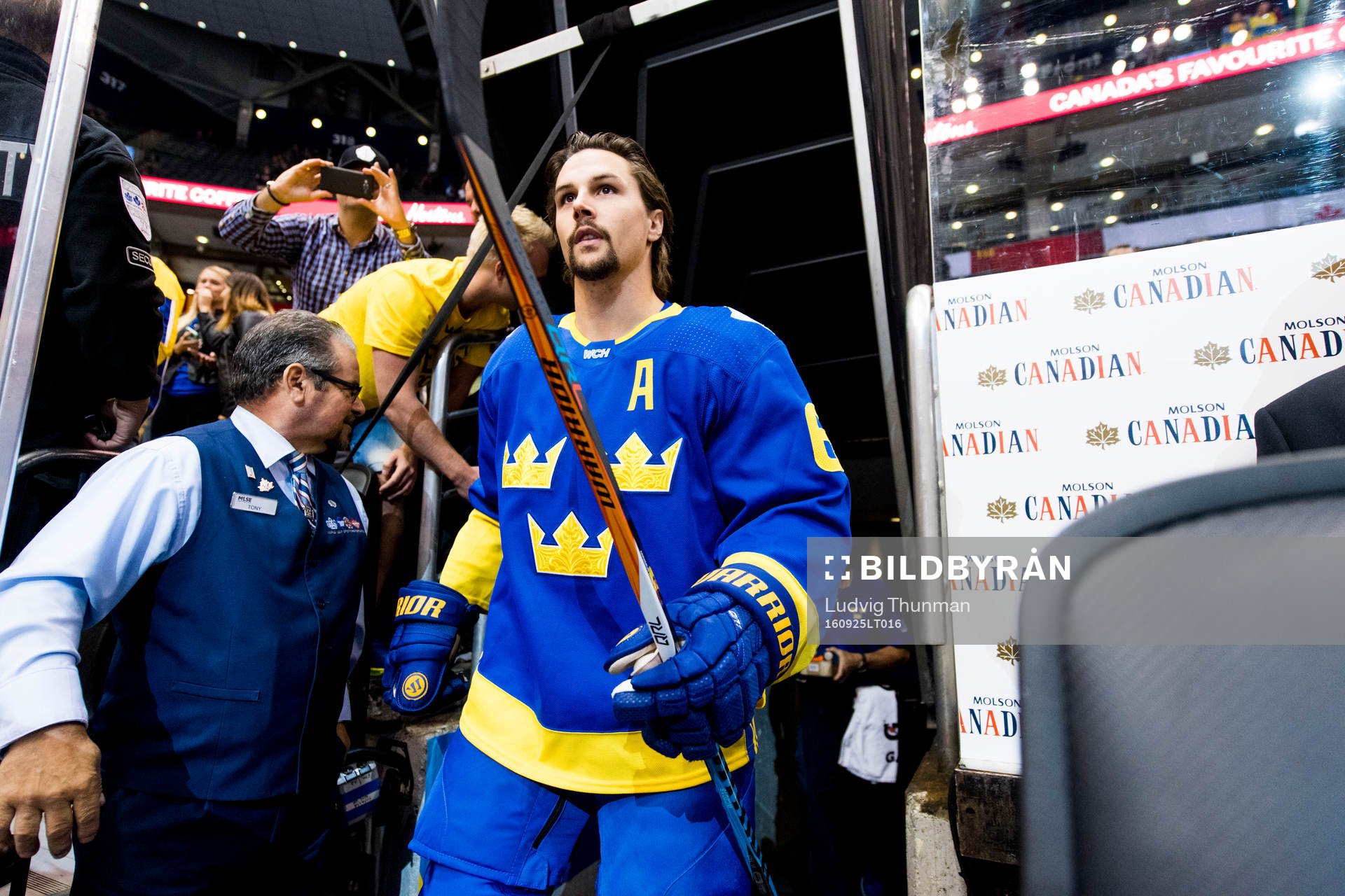 Sveriges Erik Karlsson kommer ut till uppvärmning