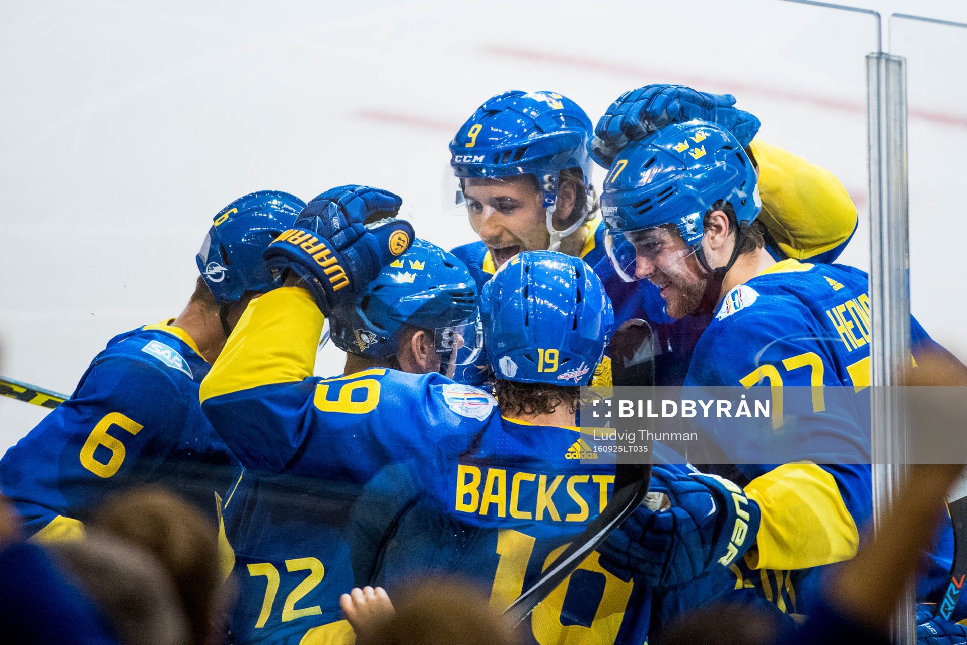 Sveriges Nicklas Bäckström jublar med lagkamraterna