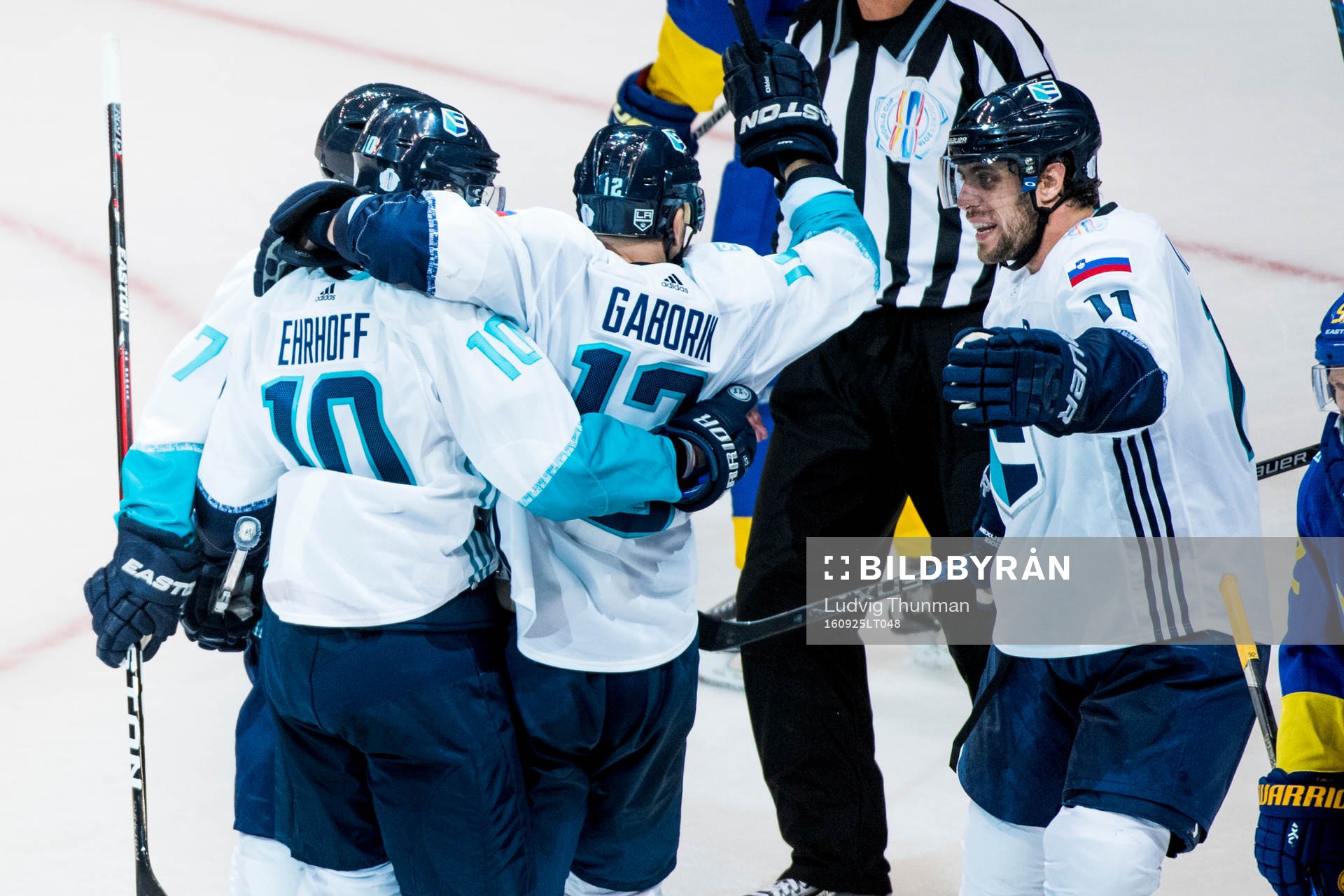 Europas Christian Ehrhoff, Mark Streit, Anze Kopitar jublar