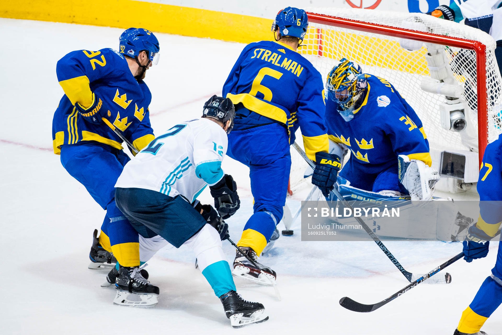 Europas Marian Gaborik gör 1-1 bakom Sveriges målvakt