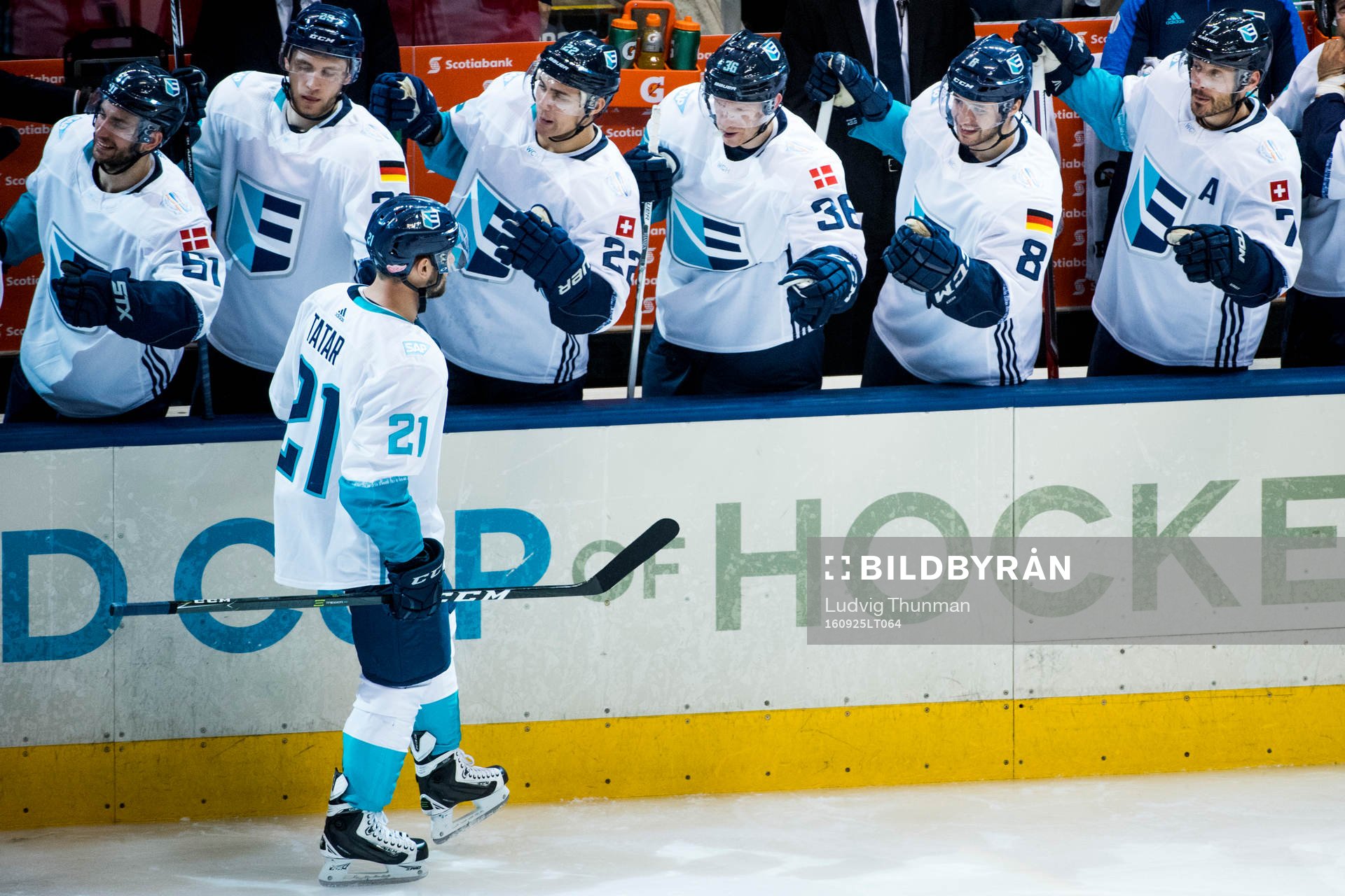 Europas Tomas Tatar jublar med bänken