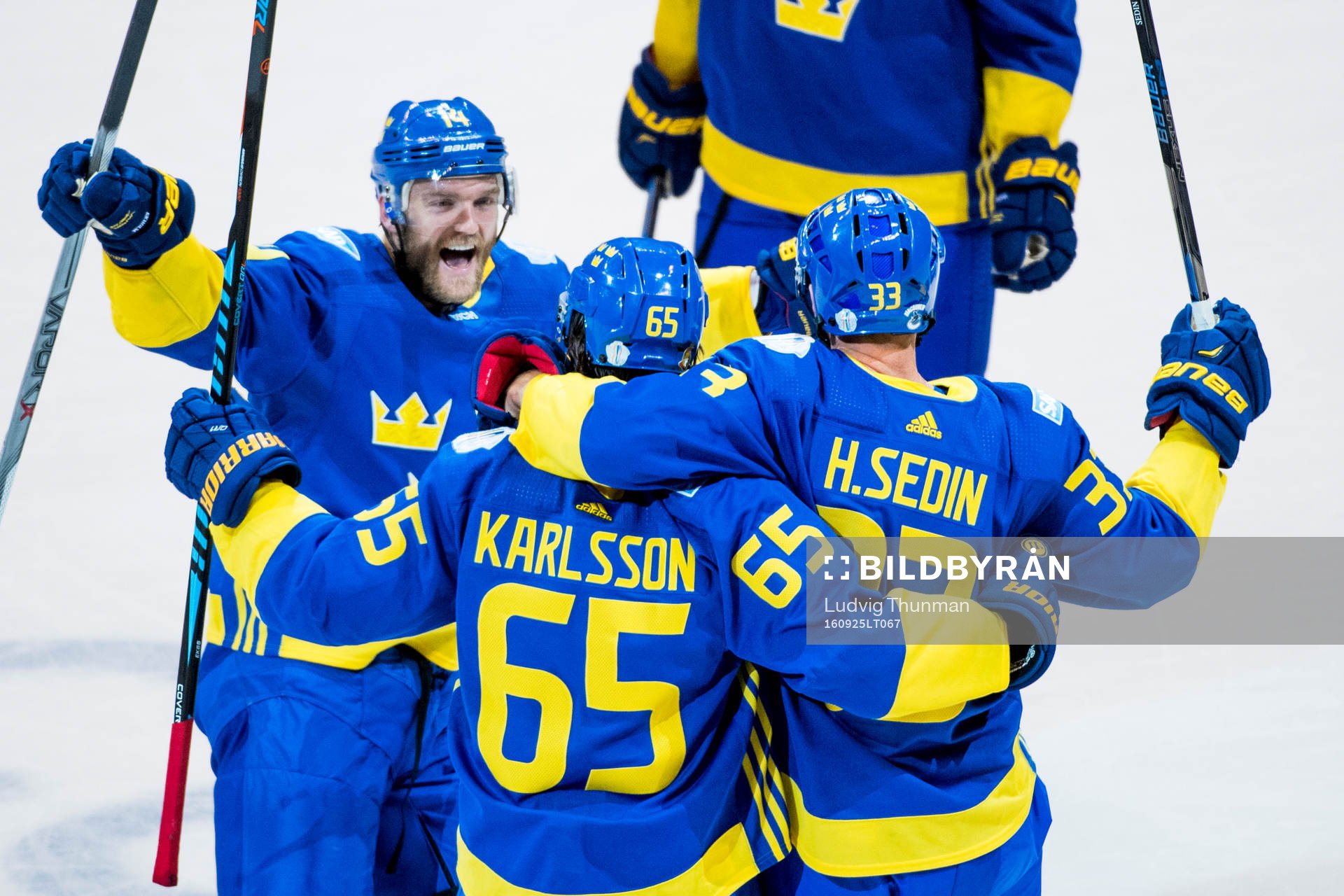 Sveriges Mattias Ekholm och Henrik Sedin jublar med Erik