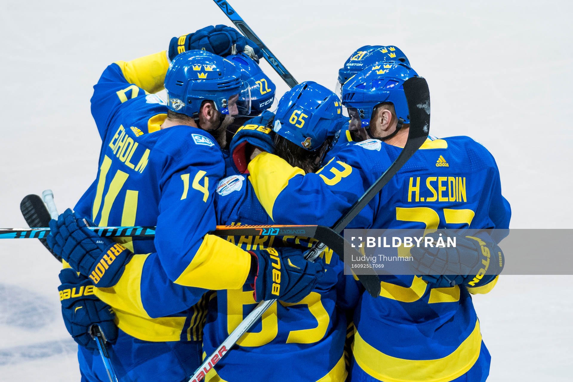 Sveriges spelare jublar med Erik Karlsson