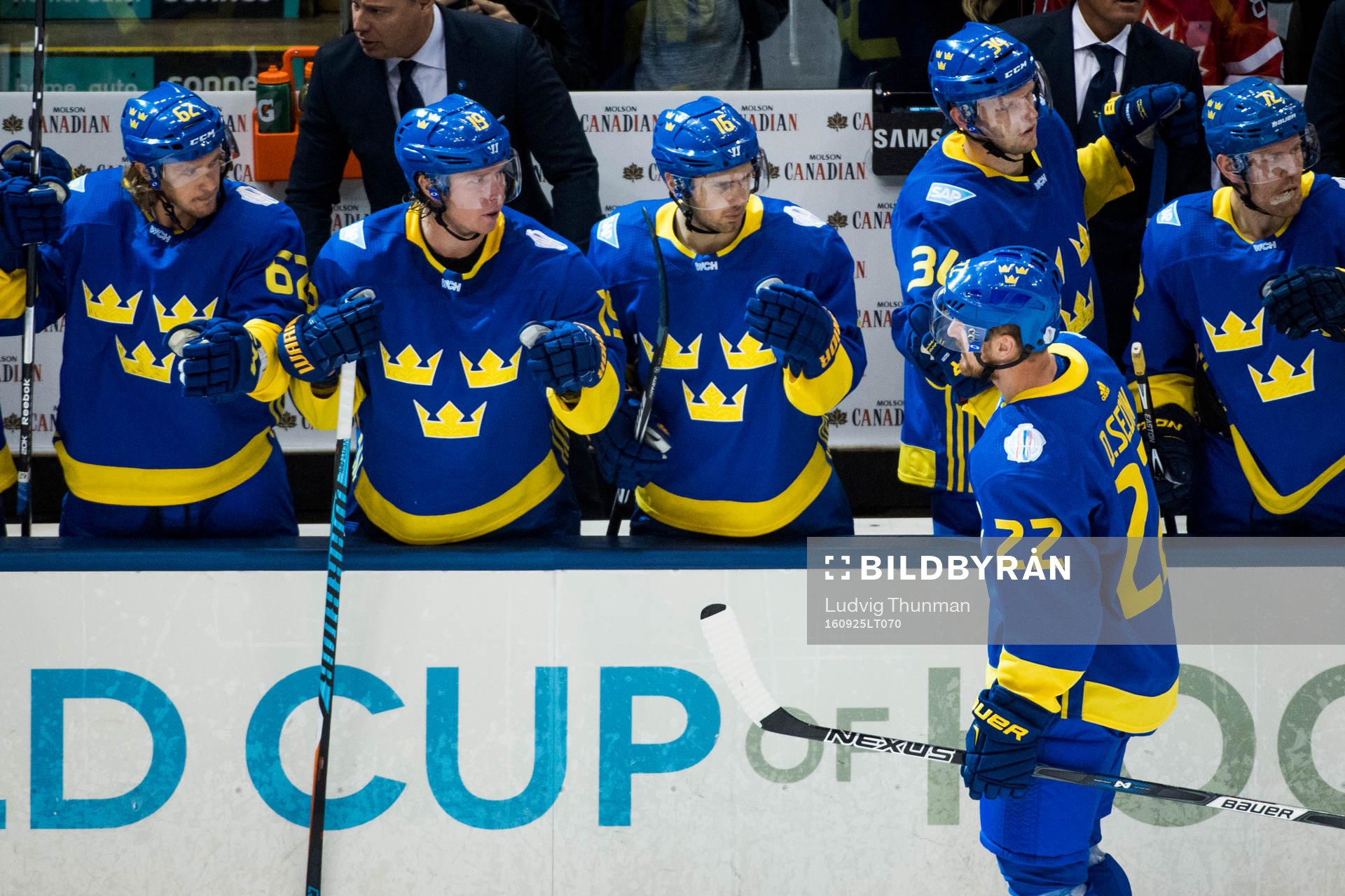 Sveriges Daniel Sedin jublar med bänken