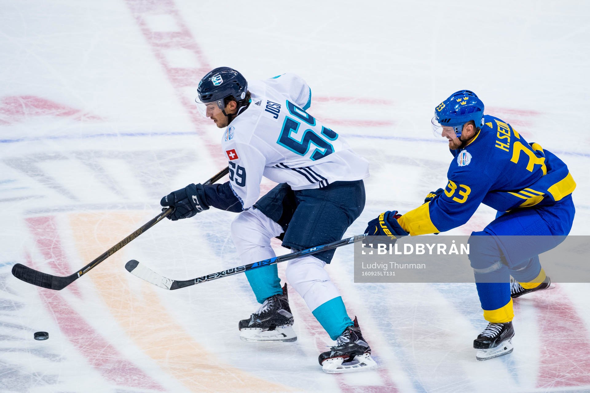 Europas Roman Josi jagas av Sveriges Henrik Sedin