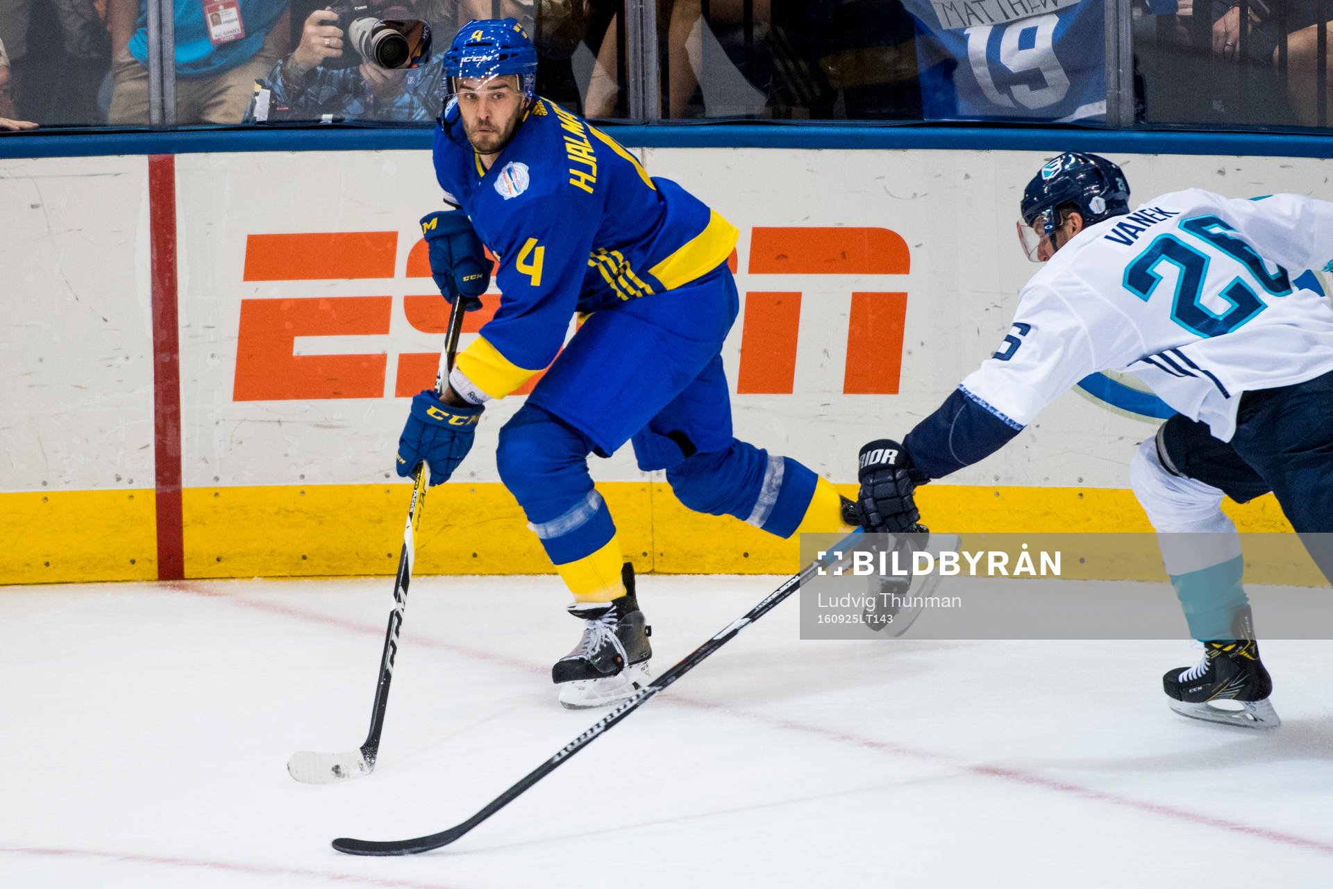 Sveriges Niklas Hjalmarsson och Europas Thomas Vanek