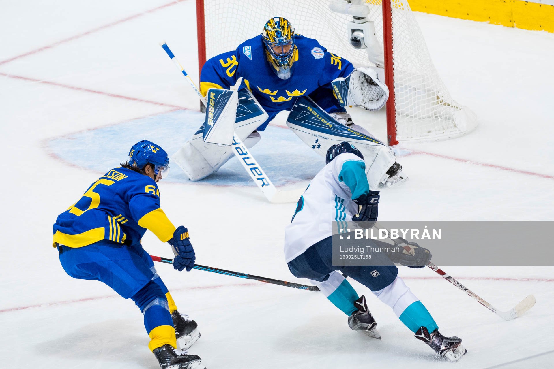 Europas Tobias Rieder och Sveriges Erik Karlsson och