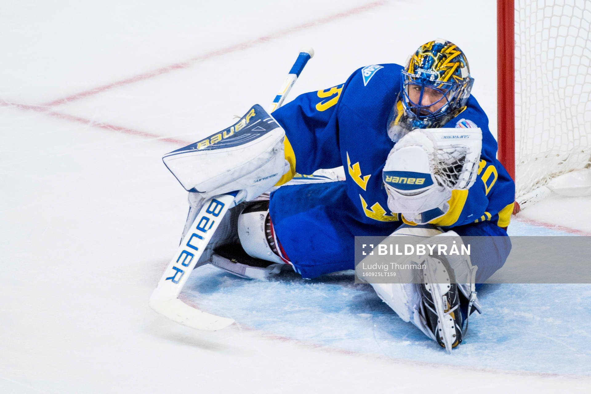 Sveriges målvakt Henrik Lundqvist räddar