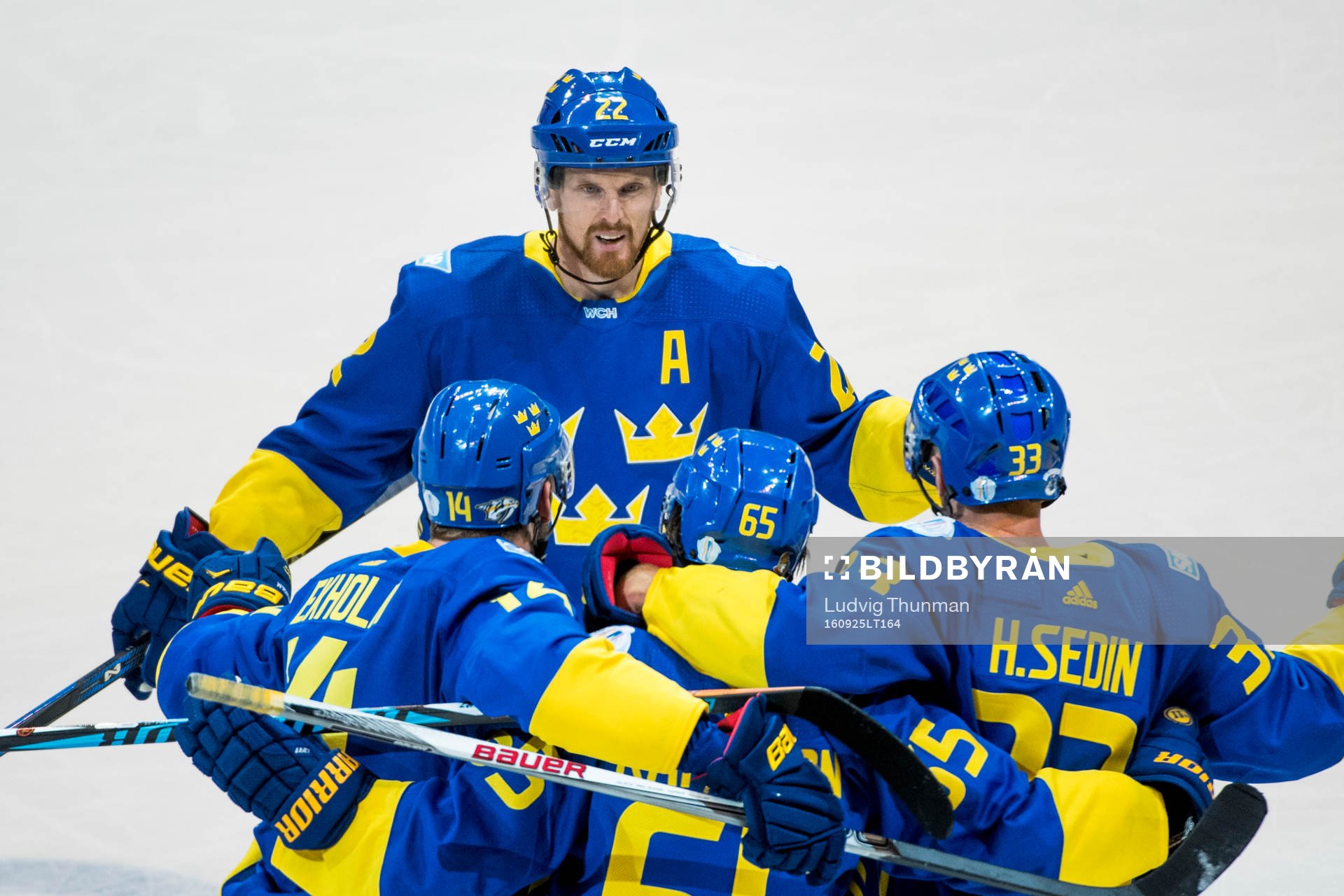 Sveriges Daniel Sedin jublar med Mattias Ekholm, Marcus