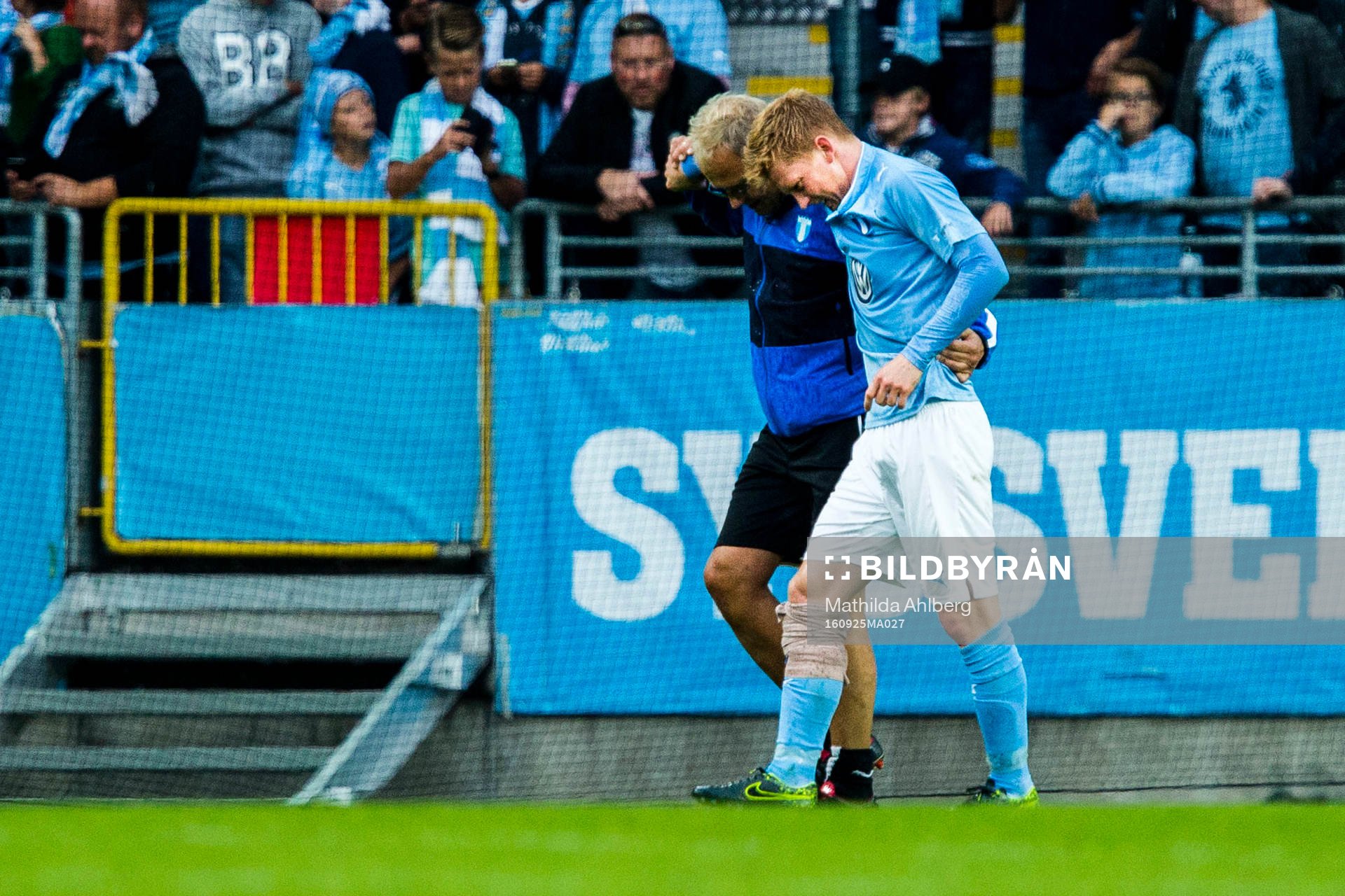 Malmö FFs Anders Christiansen får hjälp av plan
