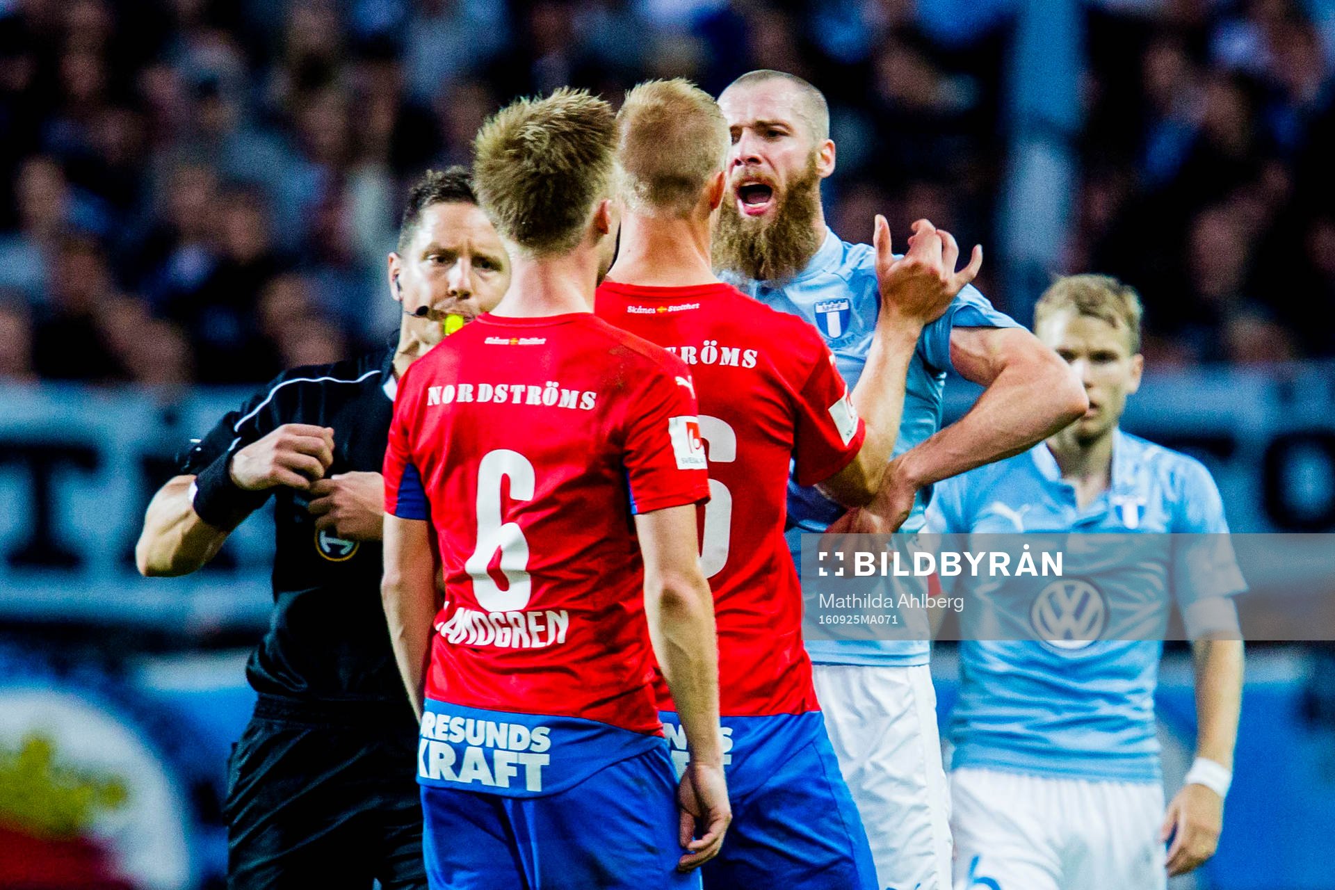 Malmö FFs Jo Inge Berget i diskussion med Helsingborgs