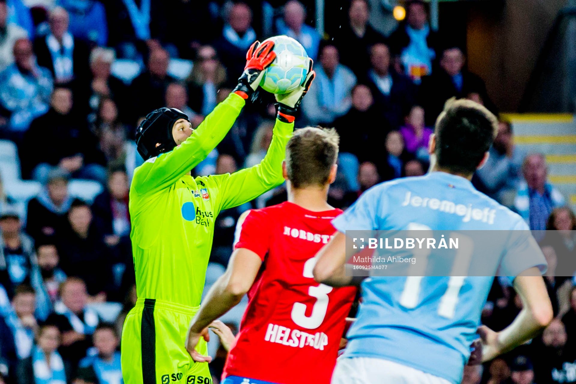Helsingborgs målvakt Matt Pyzdrowski fångar bollen