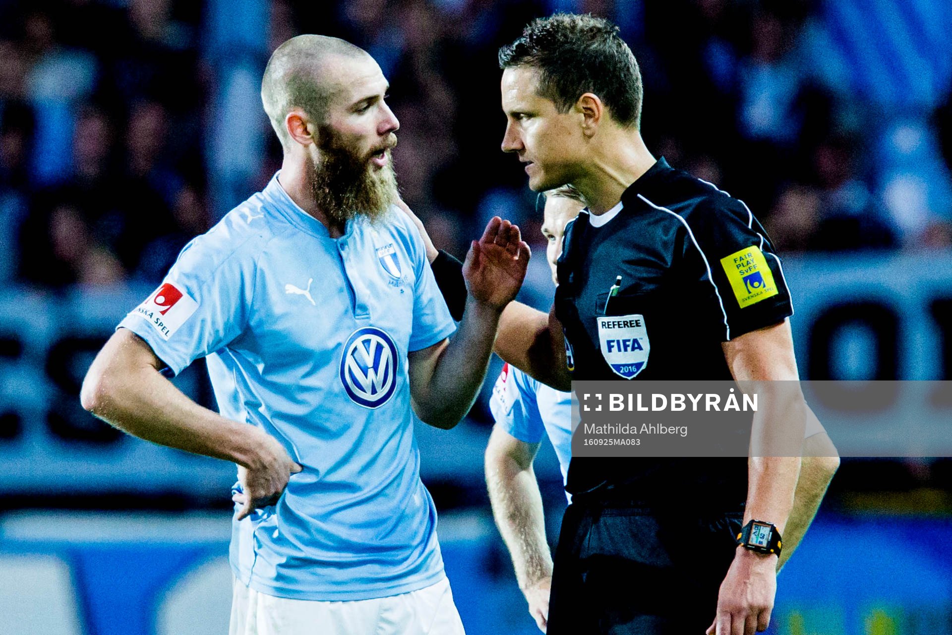 Malmö FFs Jo Inge Berget i diskussion med domare Martin Strömbergsson under fotbollsmatchen i Allsvenskan mellan Malmö FF och Helsingborg den 25 september 2016 i Malmö.