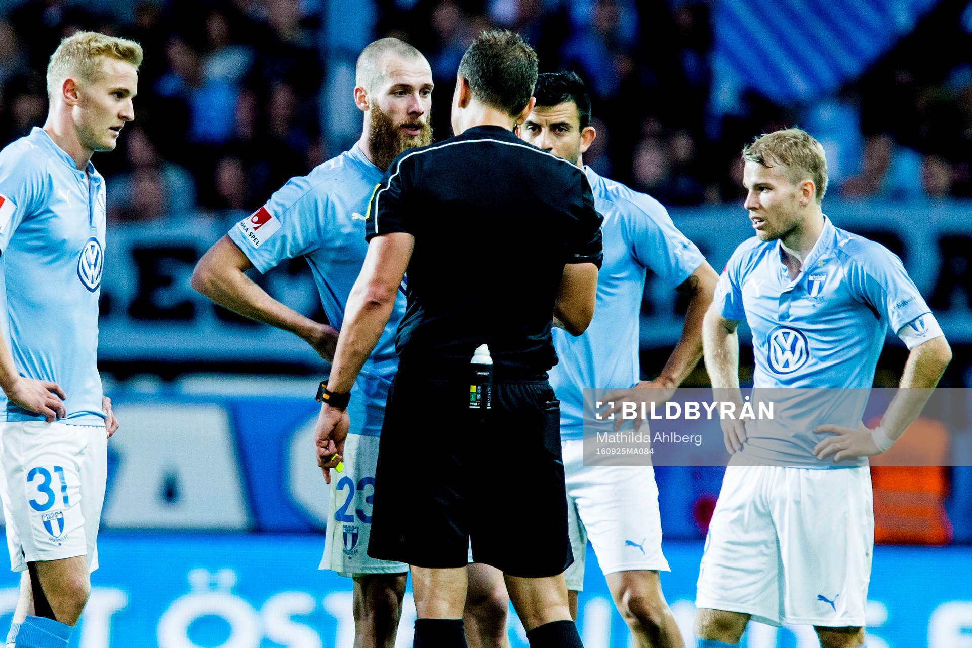 Malmö FFs Jo Inge Berget i diskussion med domare Martin