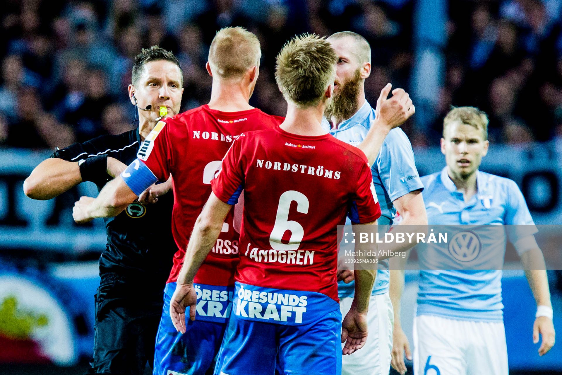 Domaren Martin Strömbergsson avstyr bråk mellan