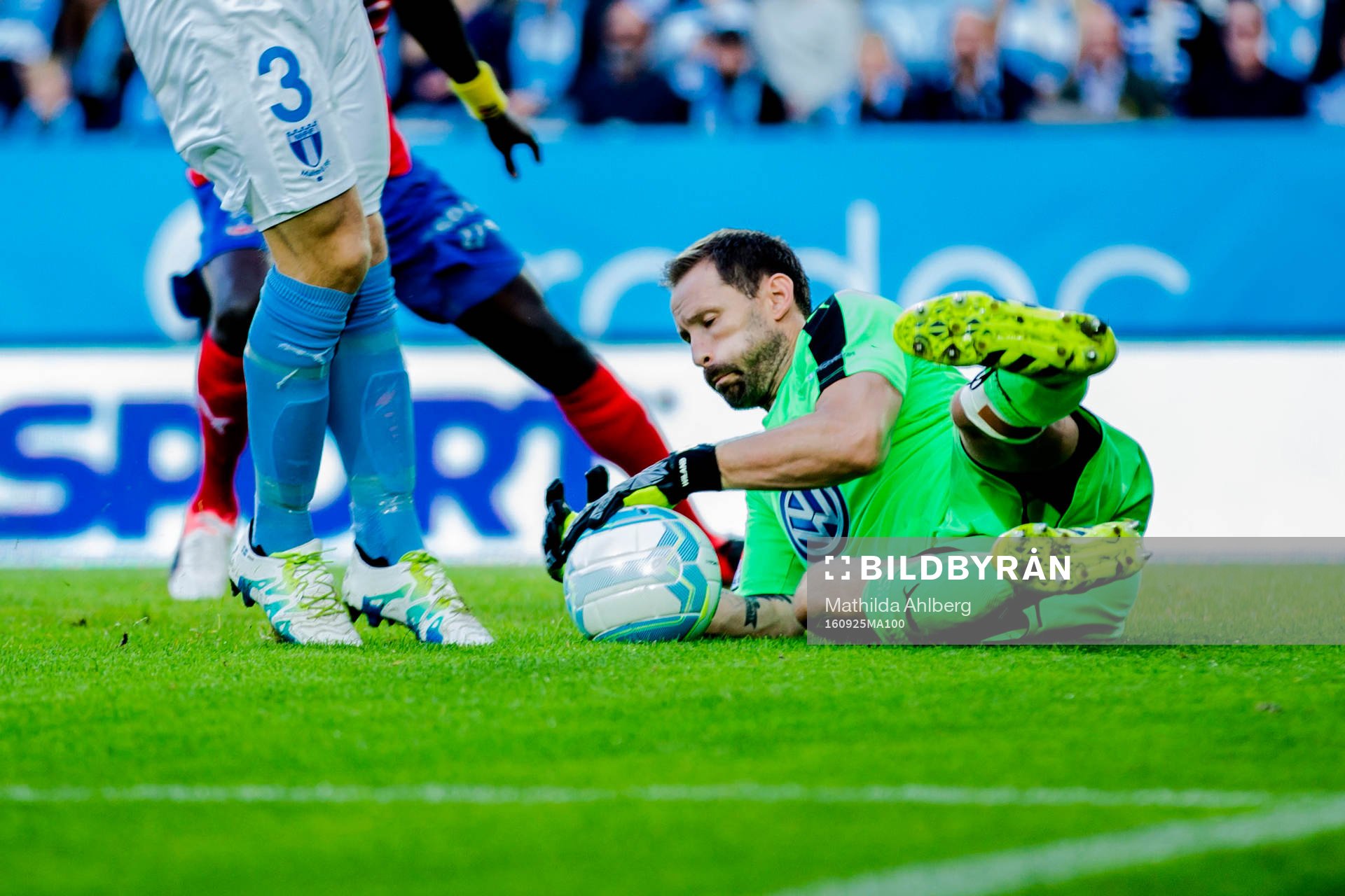 Malmö FFs målvakt Johan Wiland räddar bollen