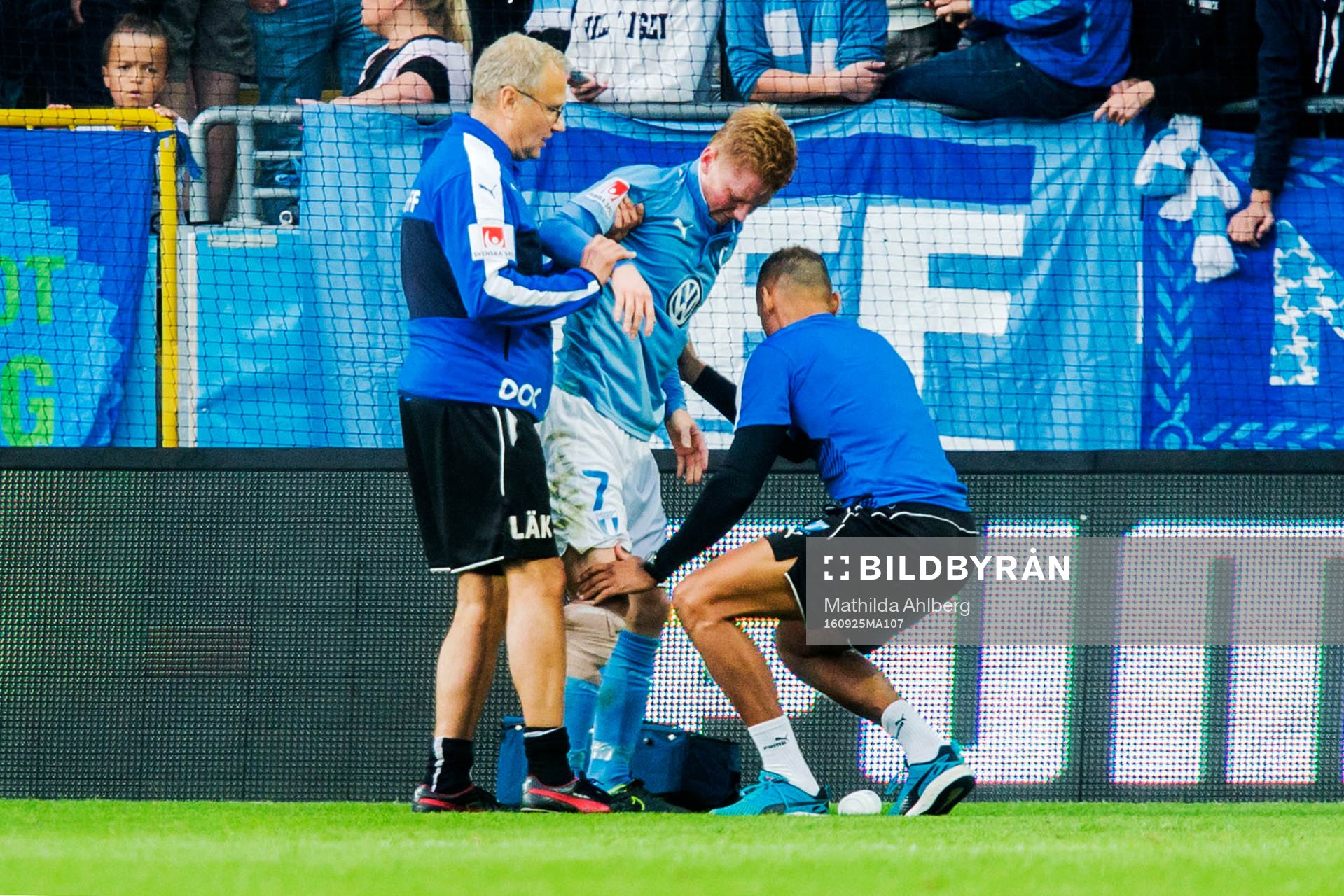 Malmö FFs Anders Christiansen får hjälp av plan