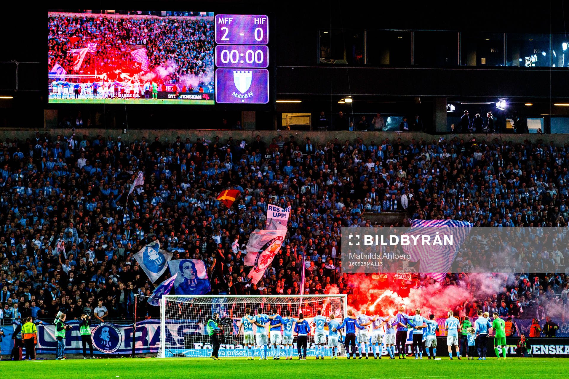 Malmö FFs spelar jublar framför hemmaklacken