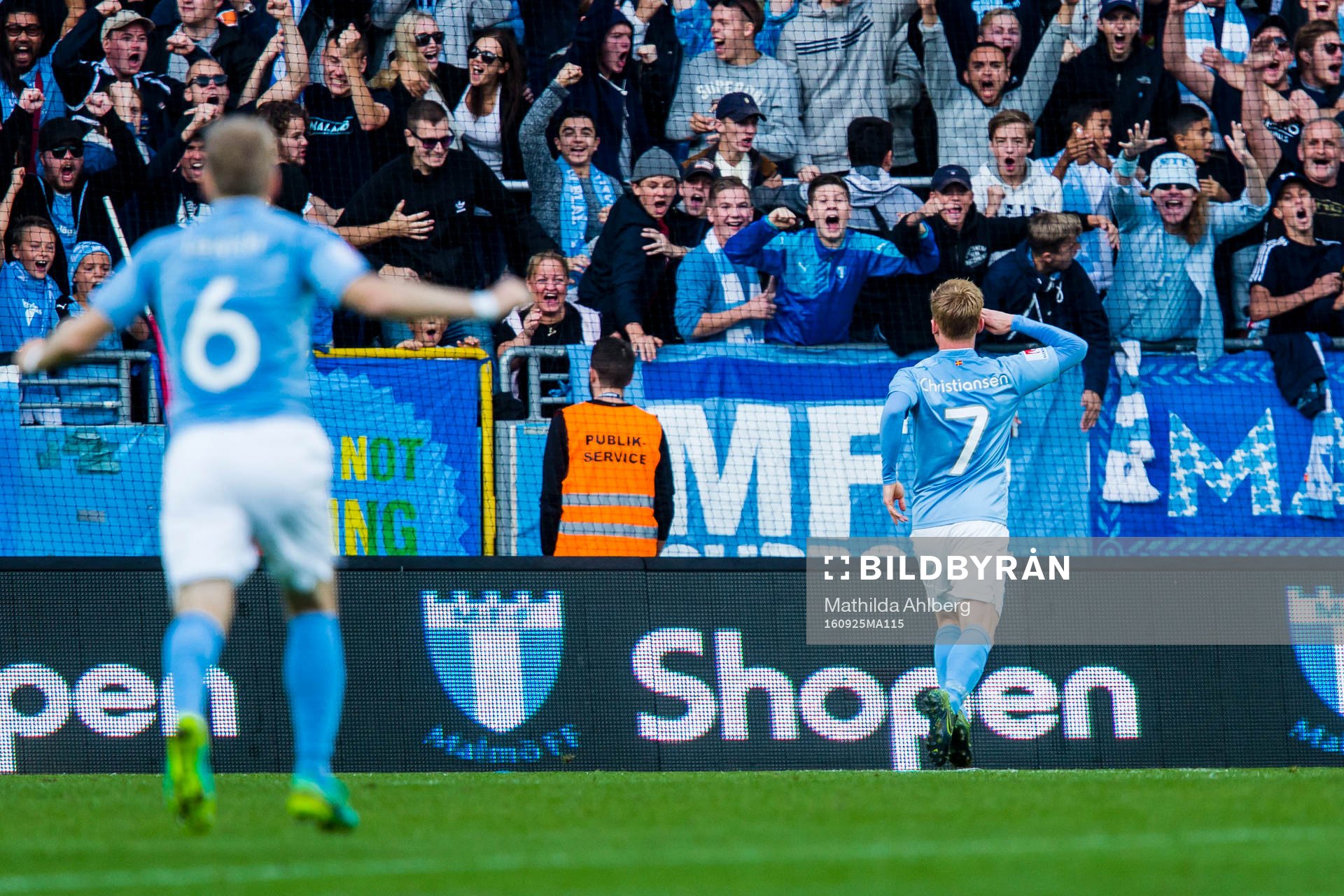 Malmö FFs Anders Christiansen jublar framför klacken