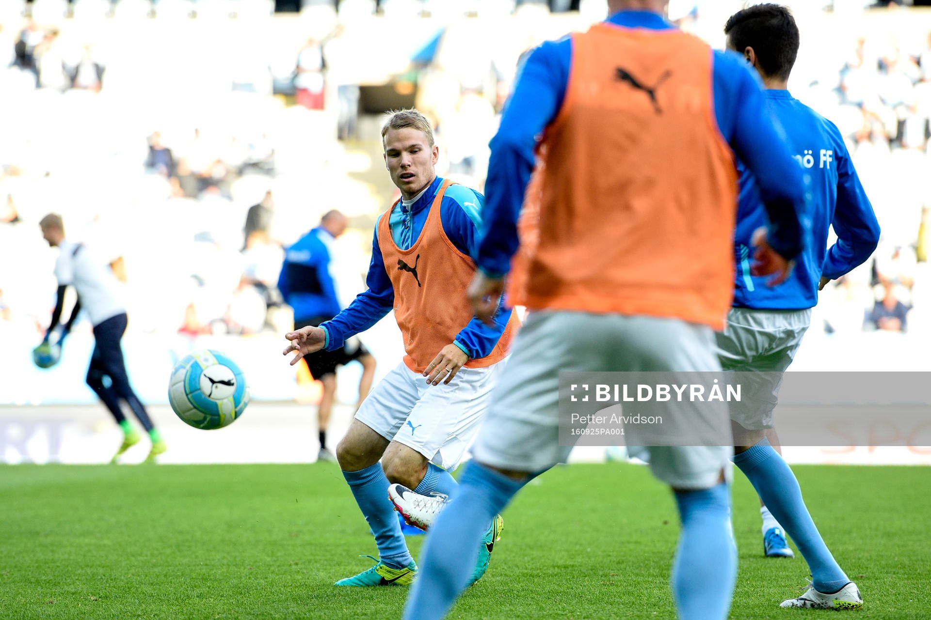 Malmö FFs Oscar Lewicki värmer upp