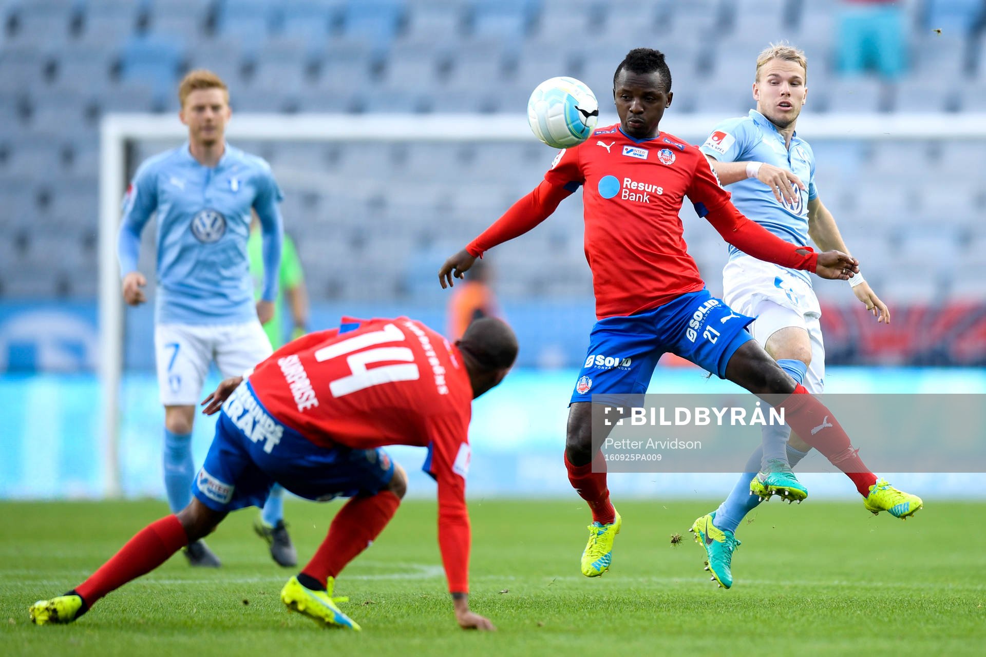 Helsingborgs Monday Samuel och Malmö FFs Oscar Lewicki