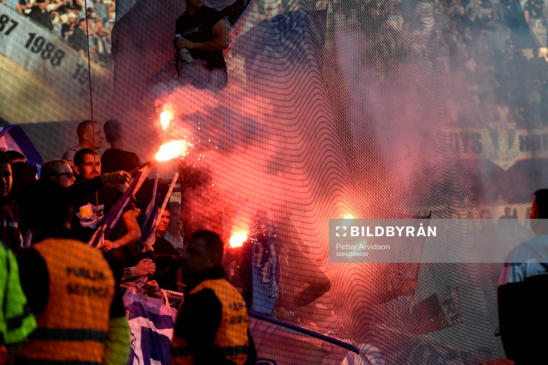 Malmö FFs supportrar bränner bengaler