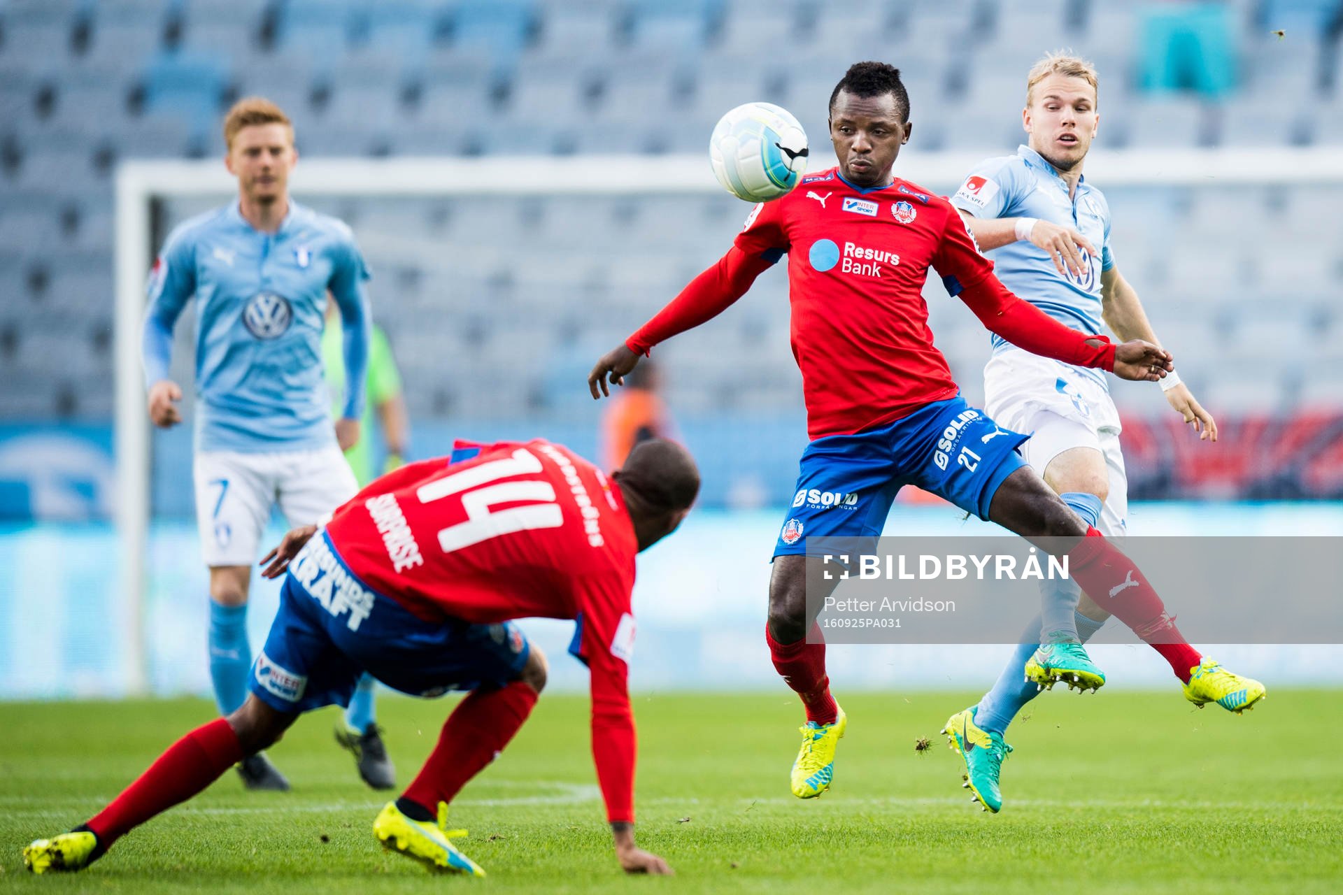 Helsingborgs Monday Samuel och Malmö FFs Oscar Lewicki
