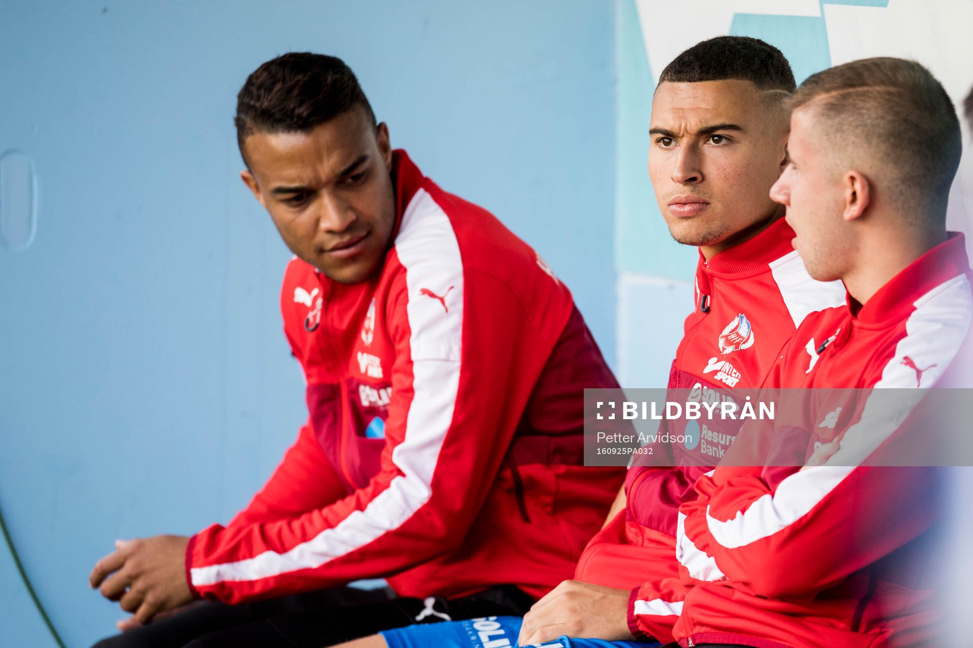 Helsingborgs Tyrell Rusike och Jordan Larsson på bänken