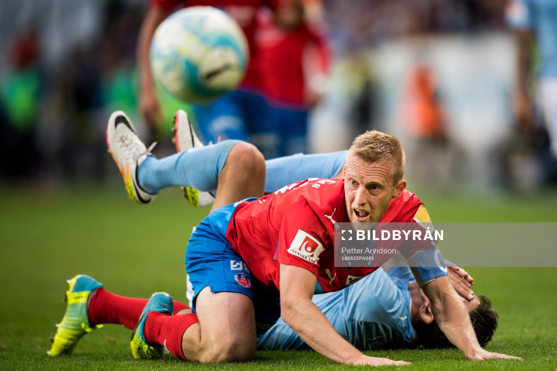 Helsingborgs Peter Larsson efter en duell med Malmö FFs Alexander Jeremejeff under fotbollsmatchen i Allsvenskan mellan Malmö FF och Helsingborg den 25 september 2016 i Malmö.