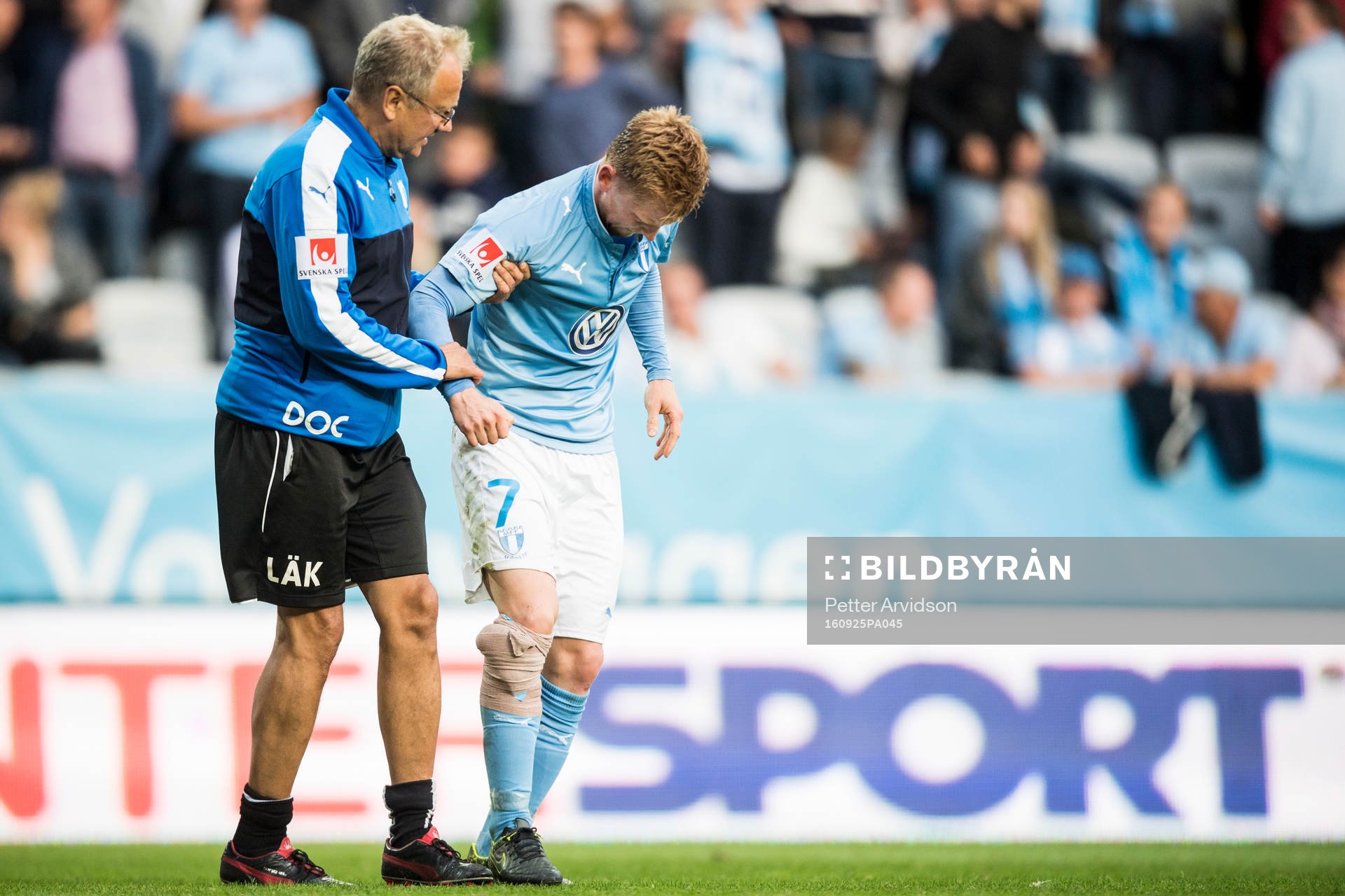 Malmö FFs Anders Christiansen skadar sig och tvingas utgå