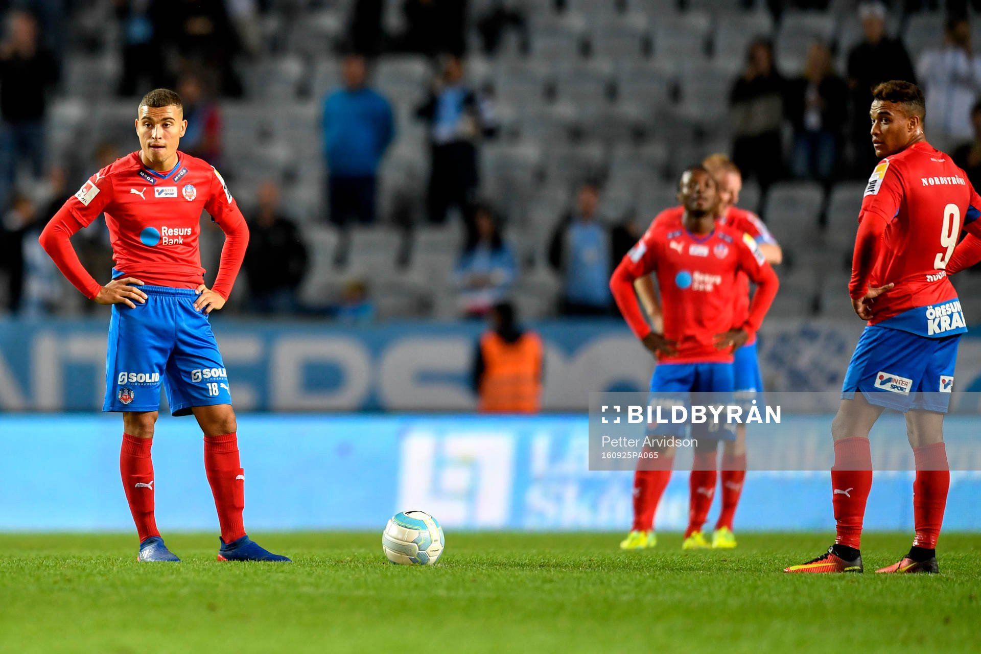 Helsingborgs Jordan Larsson och Tyrell Rusike deppar
