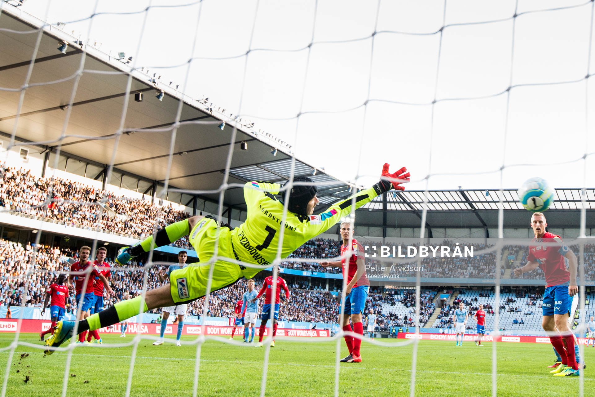Helsingborgs målvakt Matt Pyzdrowski kastar sig
