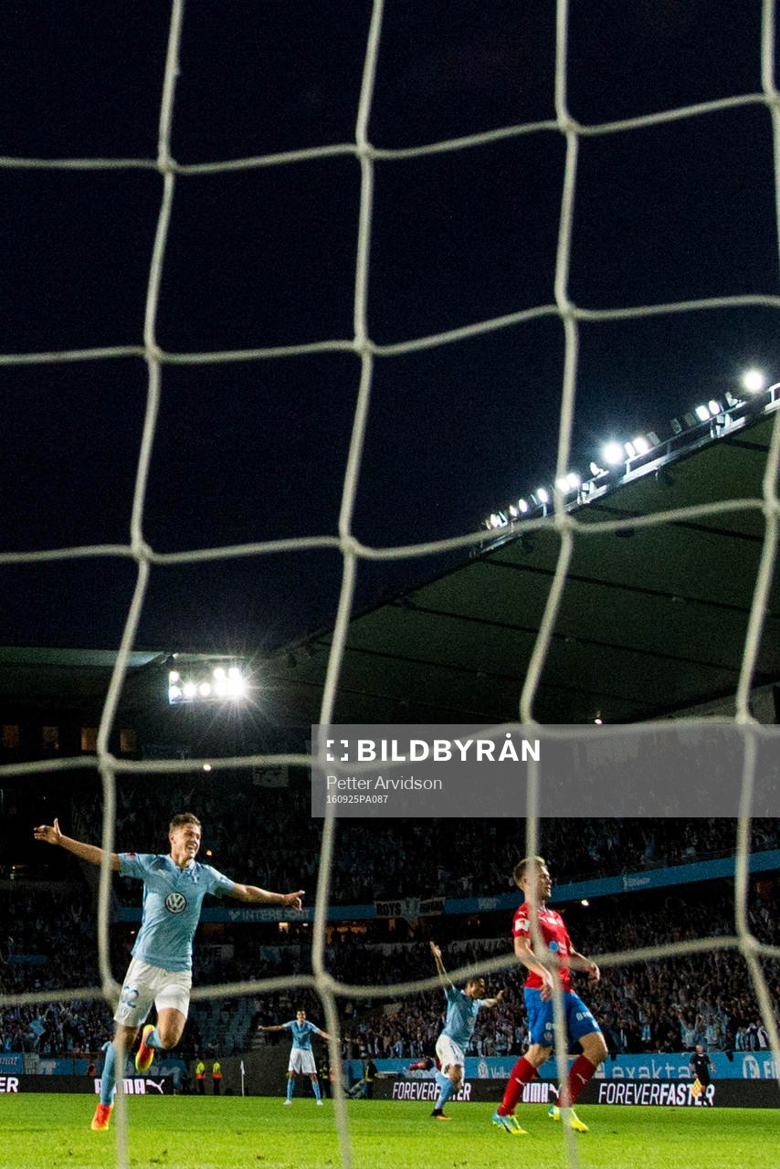 Malmö FFs Mattias Svanberg jublar efter att han gjort 2-0 under fotbollsmatchen i Allsvenskan mellan Malmö FF och Helsingborg den 25 september 2016 i Malmö.