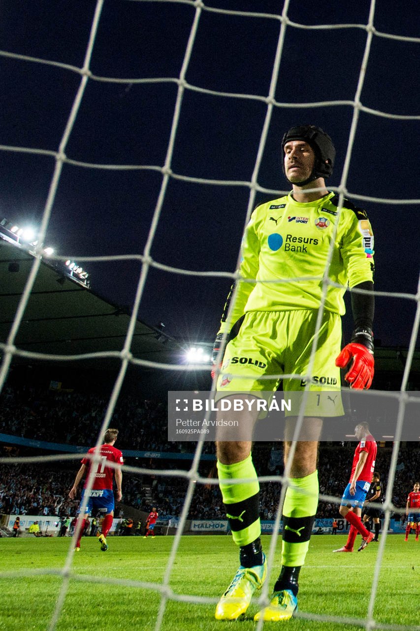 Helsingborgs målvakt Matt Pyzdrowski deppar