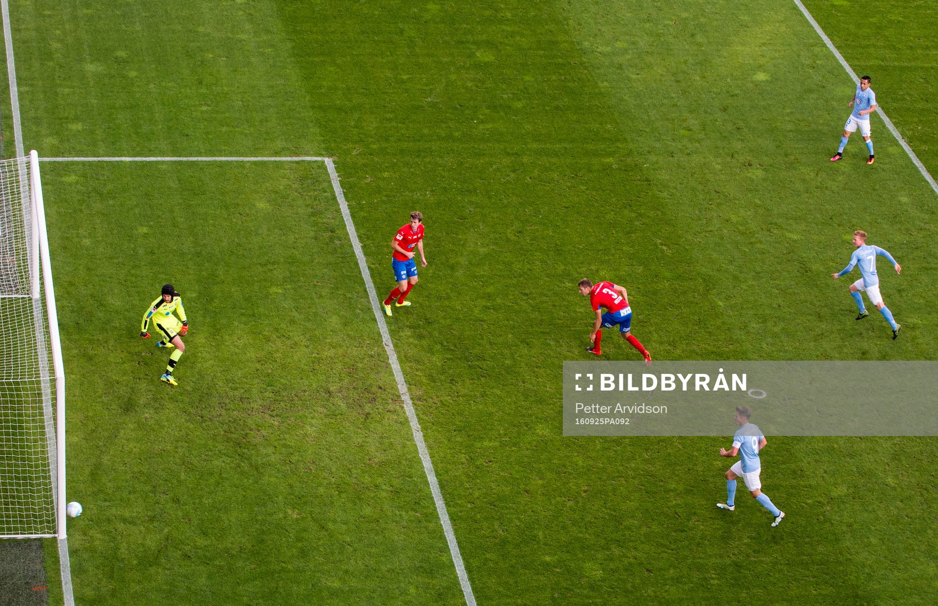 Malmö FFs Anders Christiansen (th) gör 1-0 bakom