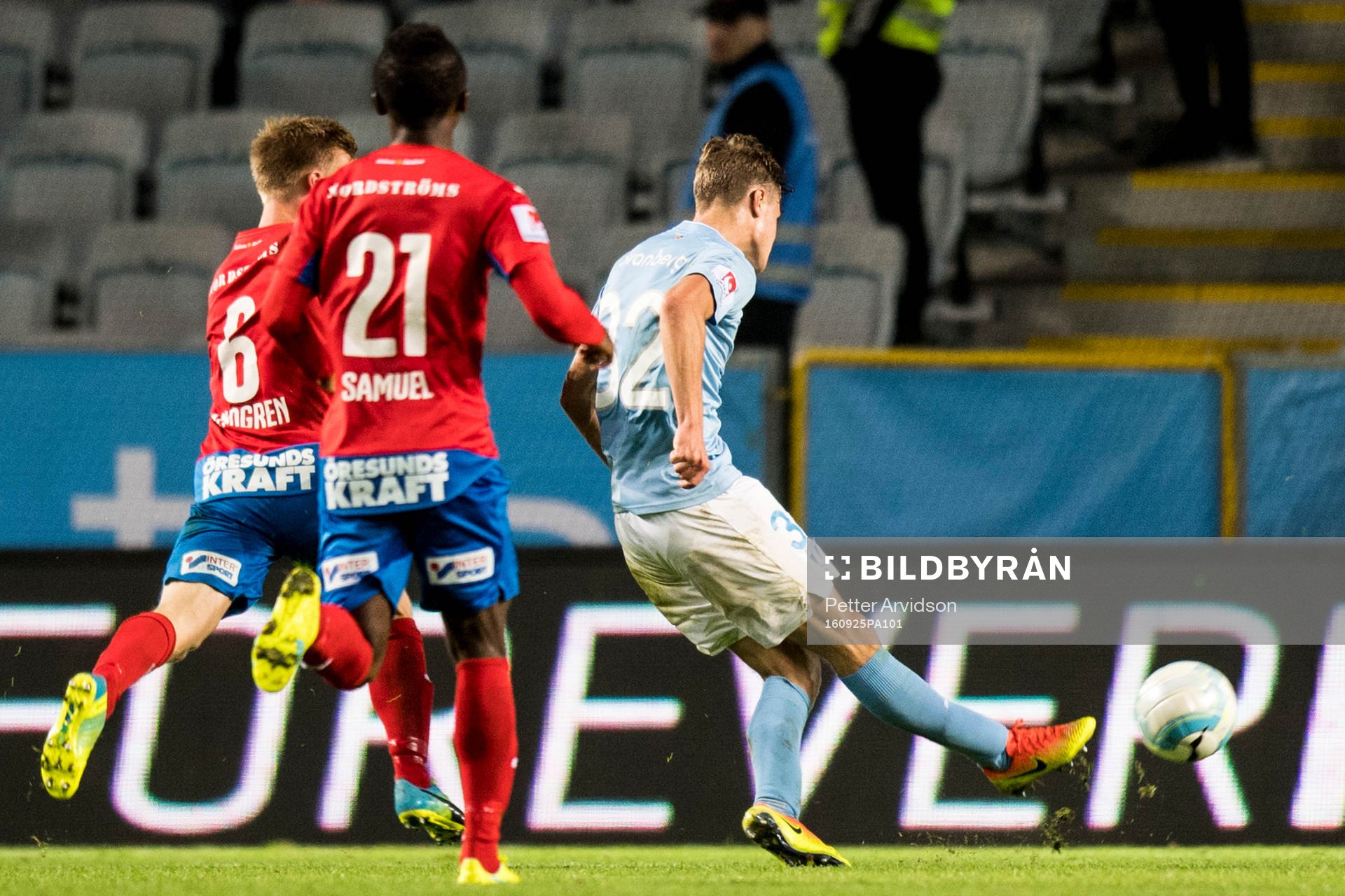 Malmö FFs Mattias Svanberg gör 2-0 i kamp med Helsingborgs Andreas Landgren och Monday Samuel under fotbollsmatchen i Allsvenskan mellan Malmö FF och Helsingborg den 25 september 2016 i Malmö.
