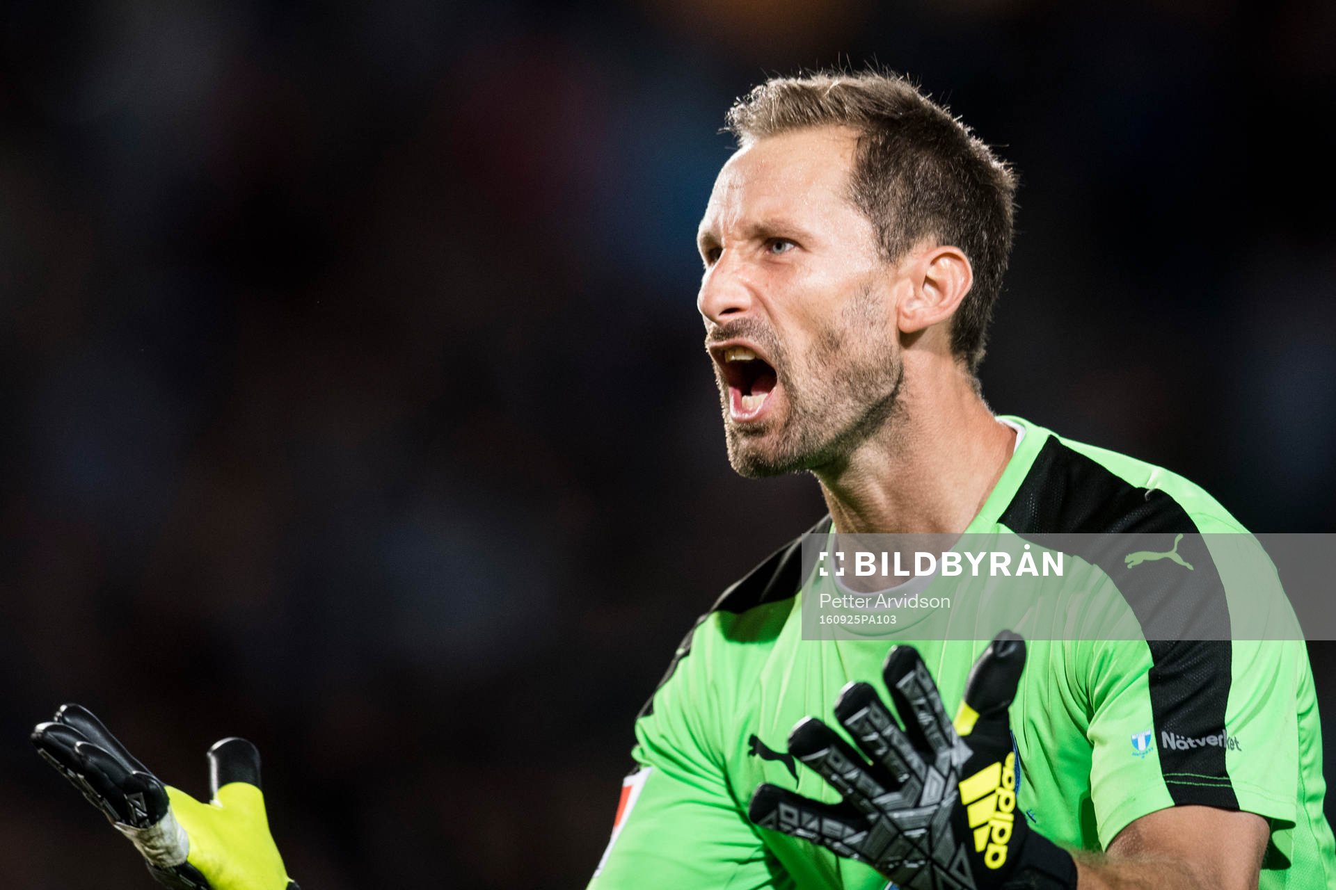 Malmö FFs målvakt Johan Wiland jublar