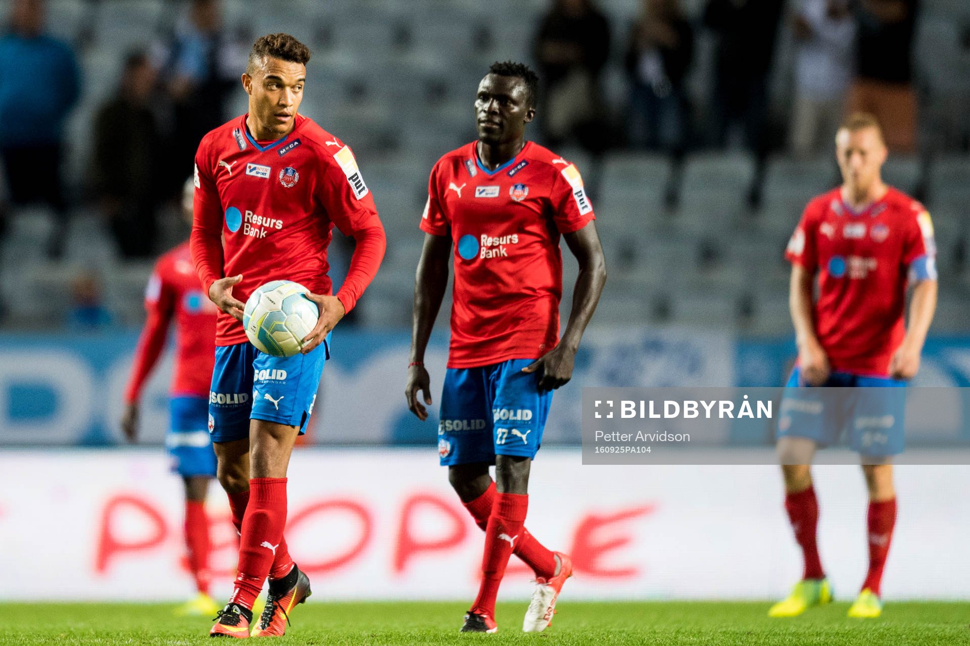 Helsingborgs Tyrell Rusike och Lalawélé Atakora deppar