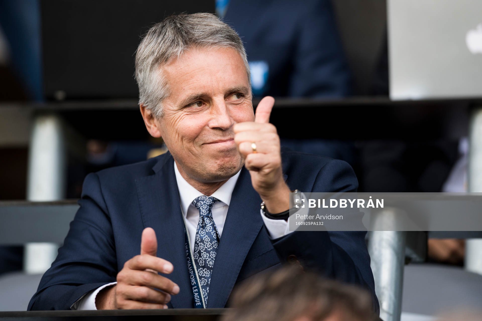 Malmö FFs Per Ågren gör tummen upp på läktaren