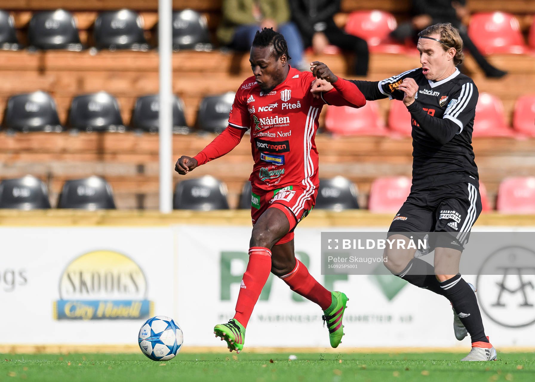 s Tetteh Komey jagas av Enskedes Thibault Liozon Molinatti
