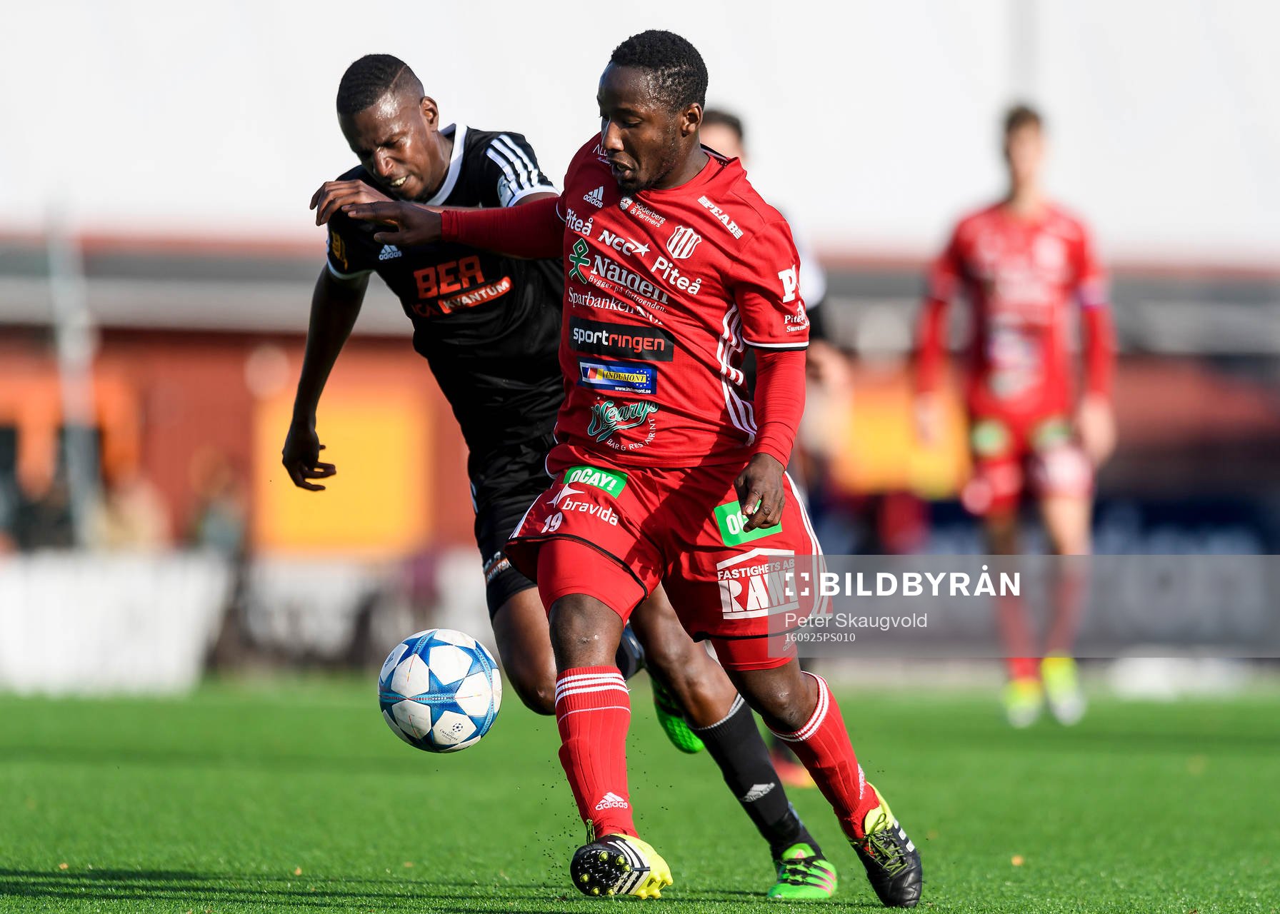 Piteå:s Yanku Marrah jagas av Enskedes Richmond Jobe Sobrinho under fotbollsmatchen i division 1 norra mellan Piteå och Enskede den 25 september 2016 i Piteå.