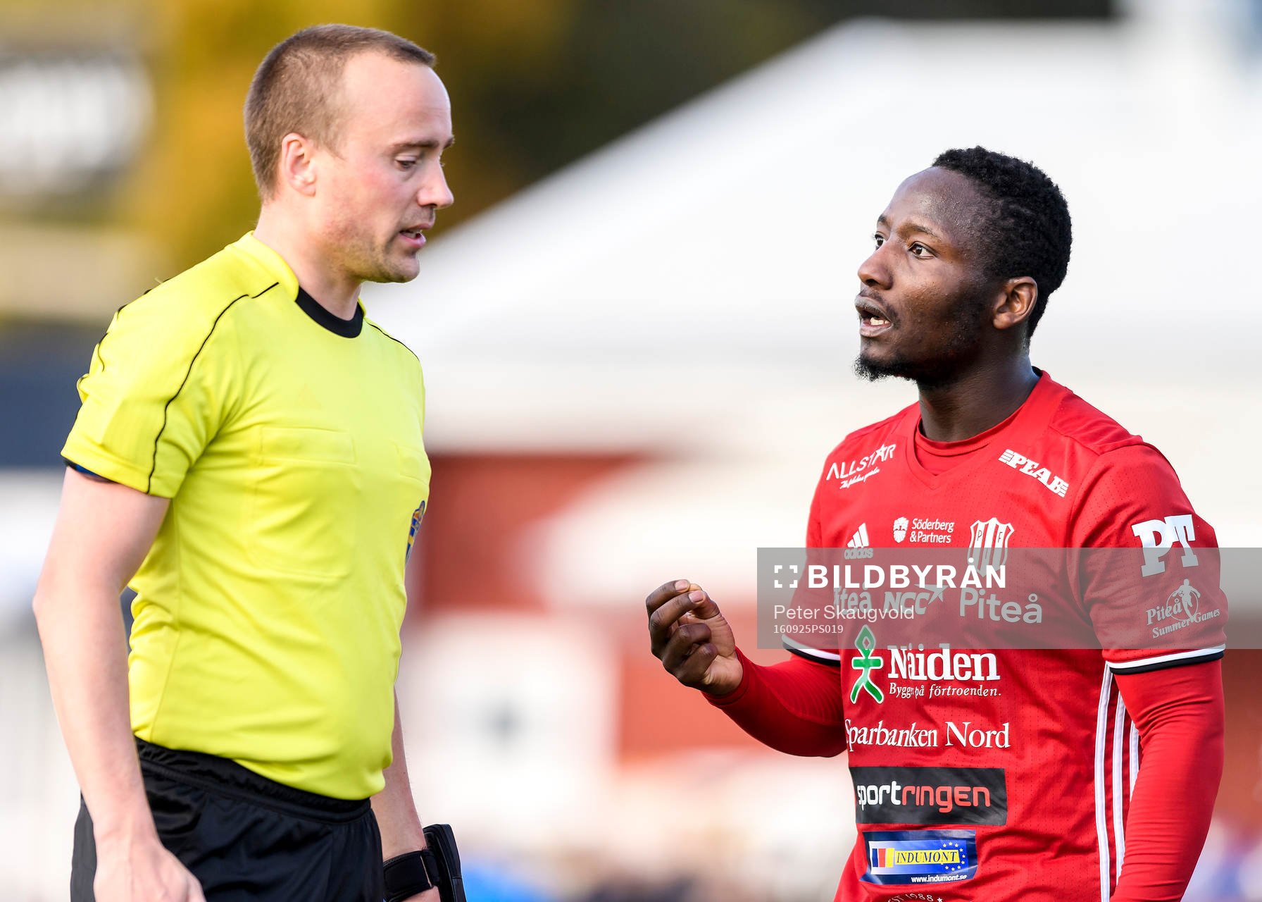s Yanku Marrah pratar med domare Viktor Dovresjö