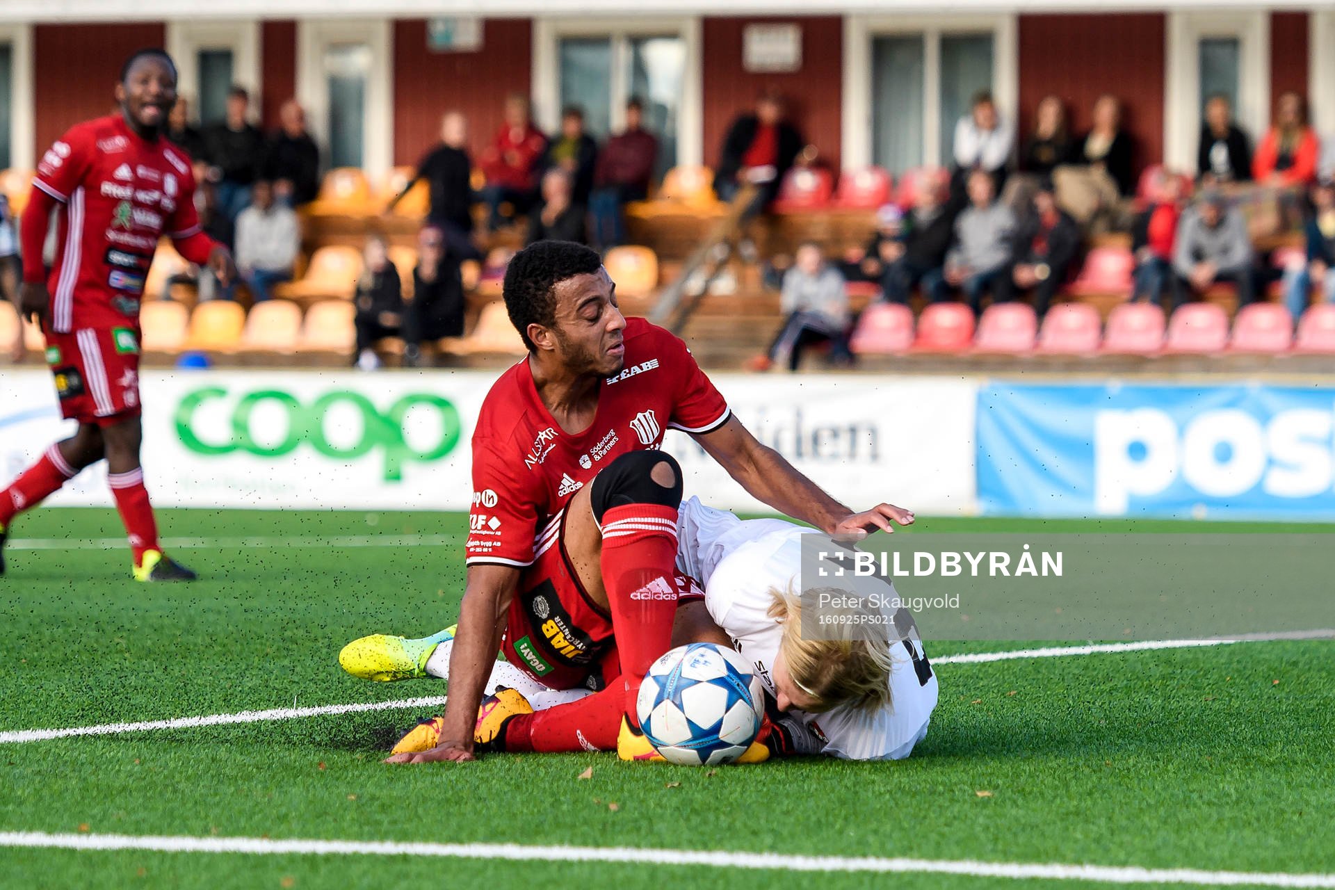 s Karl Cunningham och Enskedes målvakt William Eskelinen