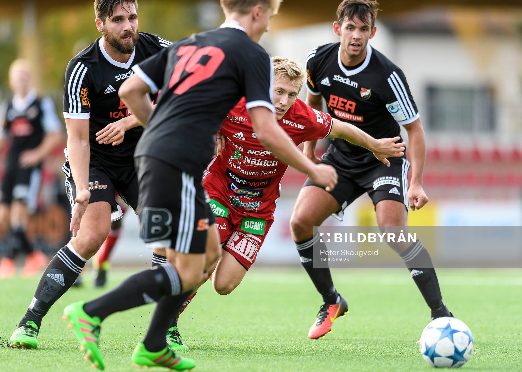 s Gustav Rönnbäck-Wallin omgiven av 3st Enskedespelare